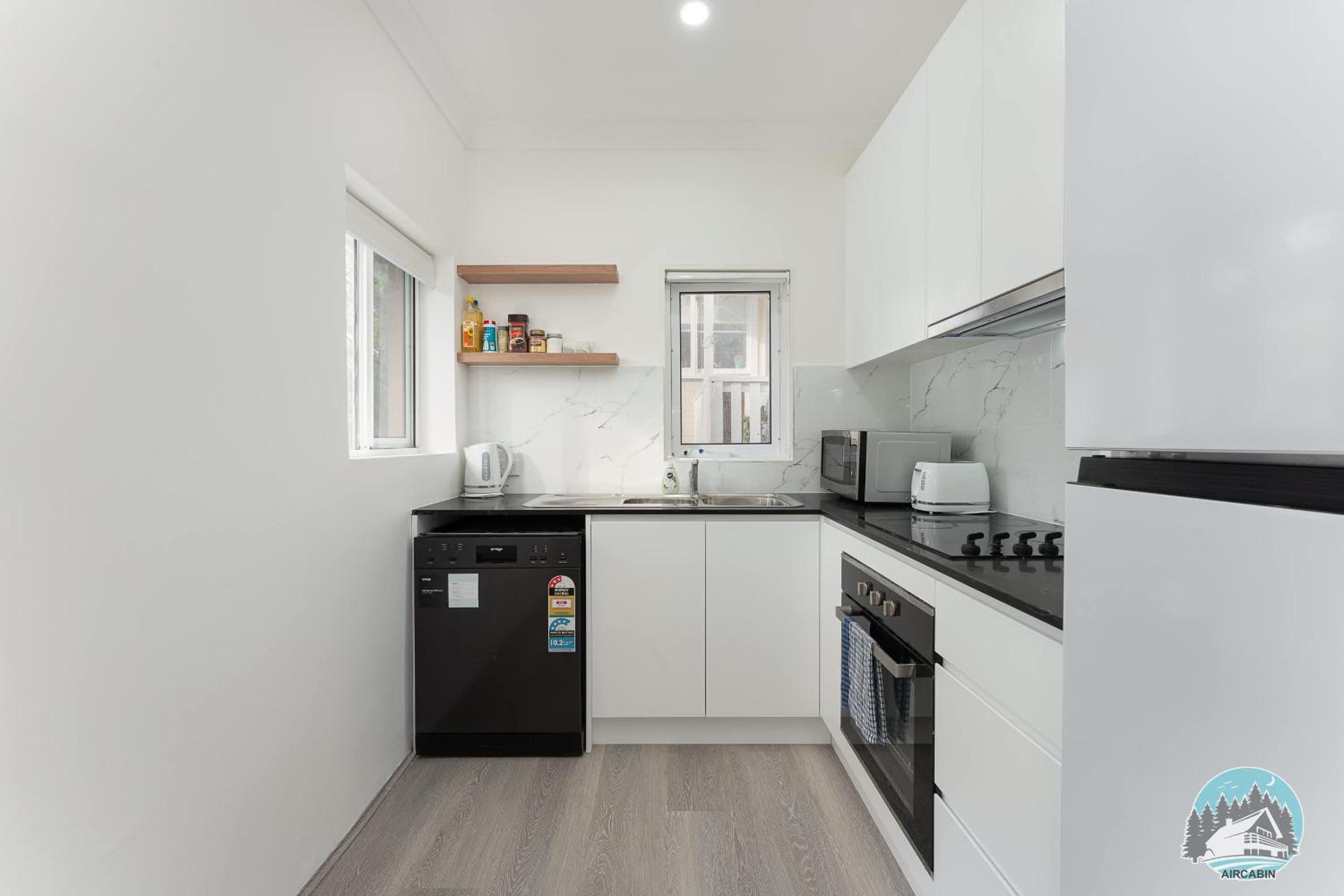 Stylish 4-Bed Loft in Manly Walk to Beach & Ferry