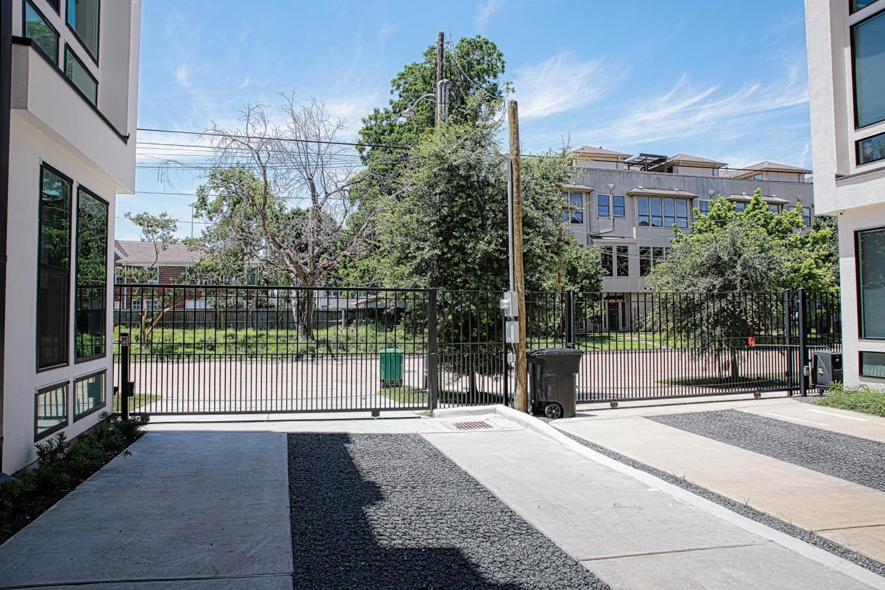 Spacious 3Bed 2King 3Bath Rooftop Free Wifi view 4