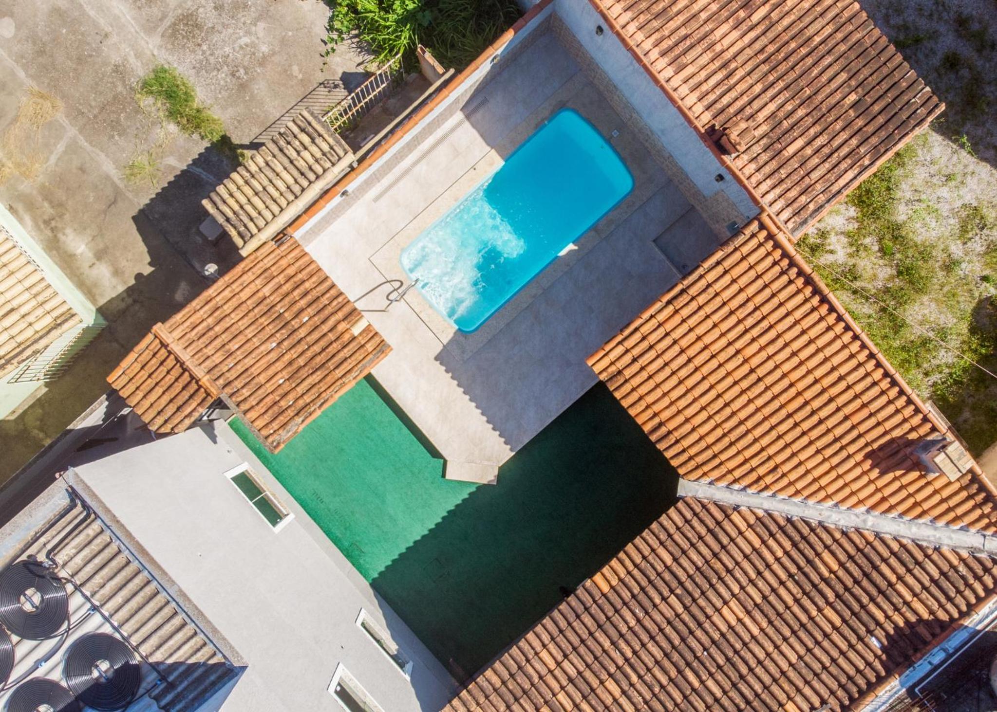 Casa de Praia com Piscina Aquecida e 4 Suítes e garagem 3 carros, 800 mtrs da praia internet 700 mbps, condomínio privado com pista de skate , quadra de fu