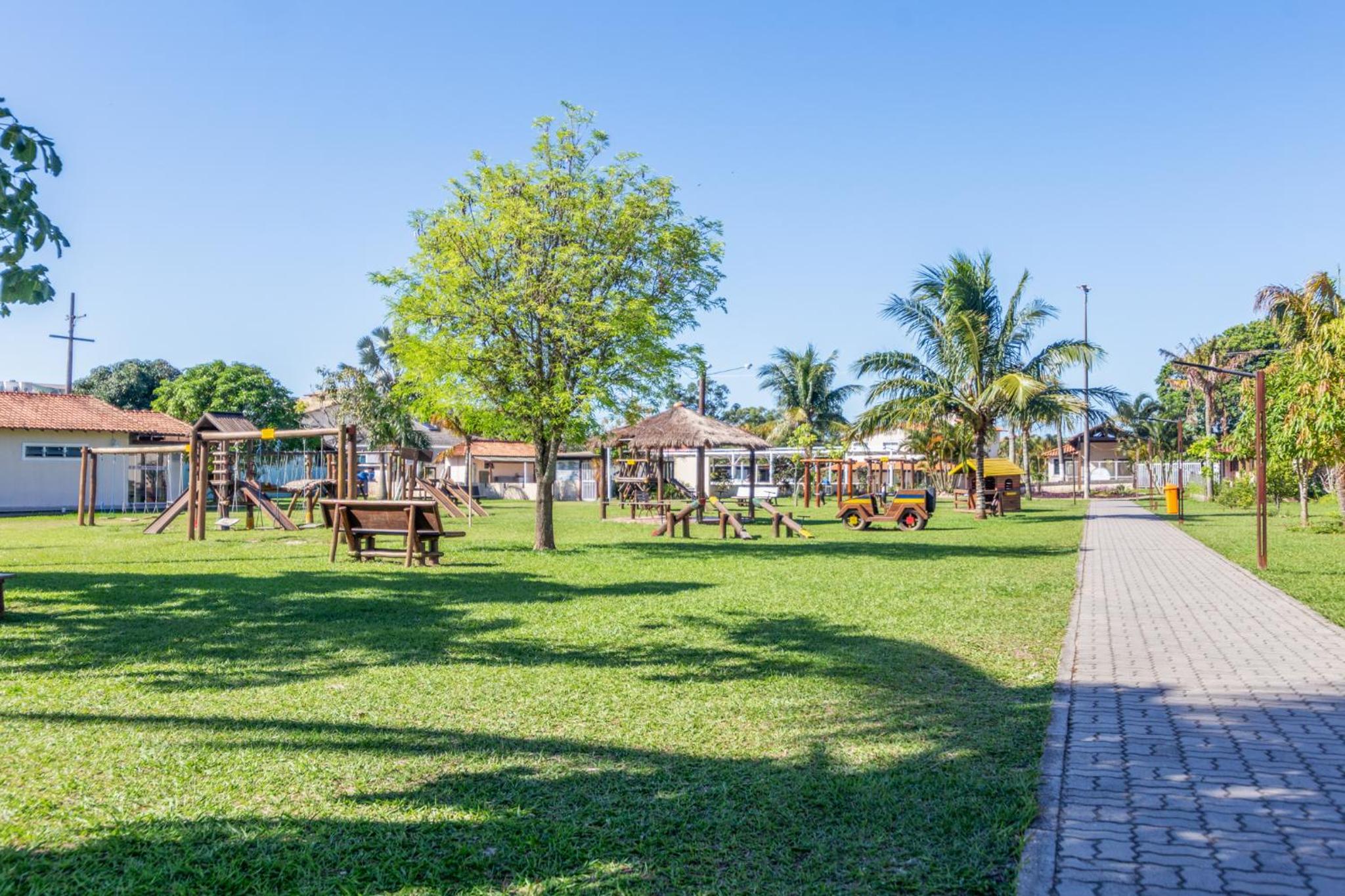 Casa de Praia com Piscina Aquecida e 4 Suítes e garagem 3 carros, 800 mtrs da praia internet 700 mbps, condomínio privado com pista de skate , quadra de fu