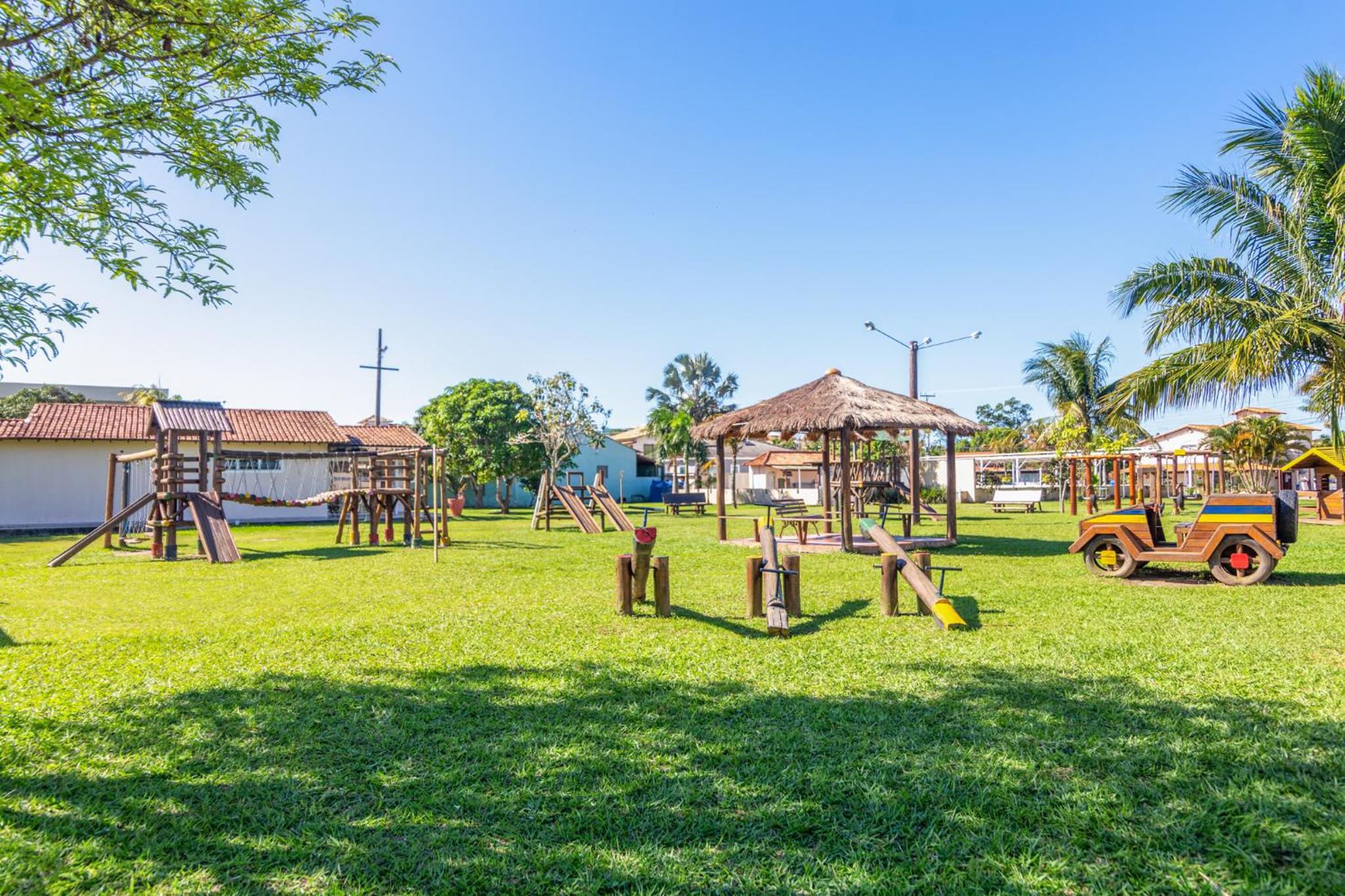 Casa de Praia com Piscina Aquecida e 4 Suítes e garagem 3 carros, 800 mtrs da praia internet 700 mbps, condomínio privado com pista de skate , quadra de fu
