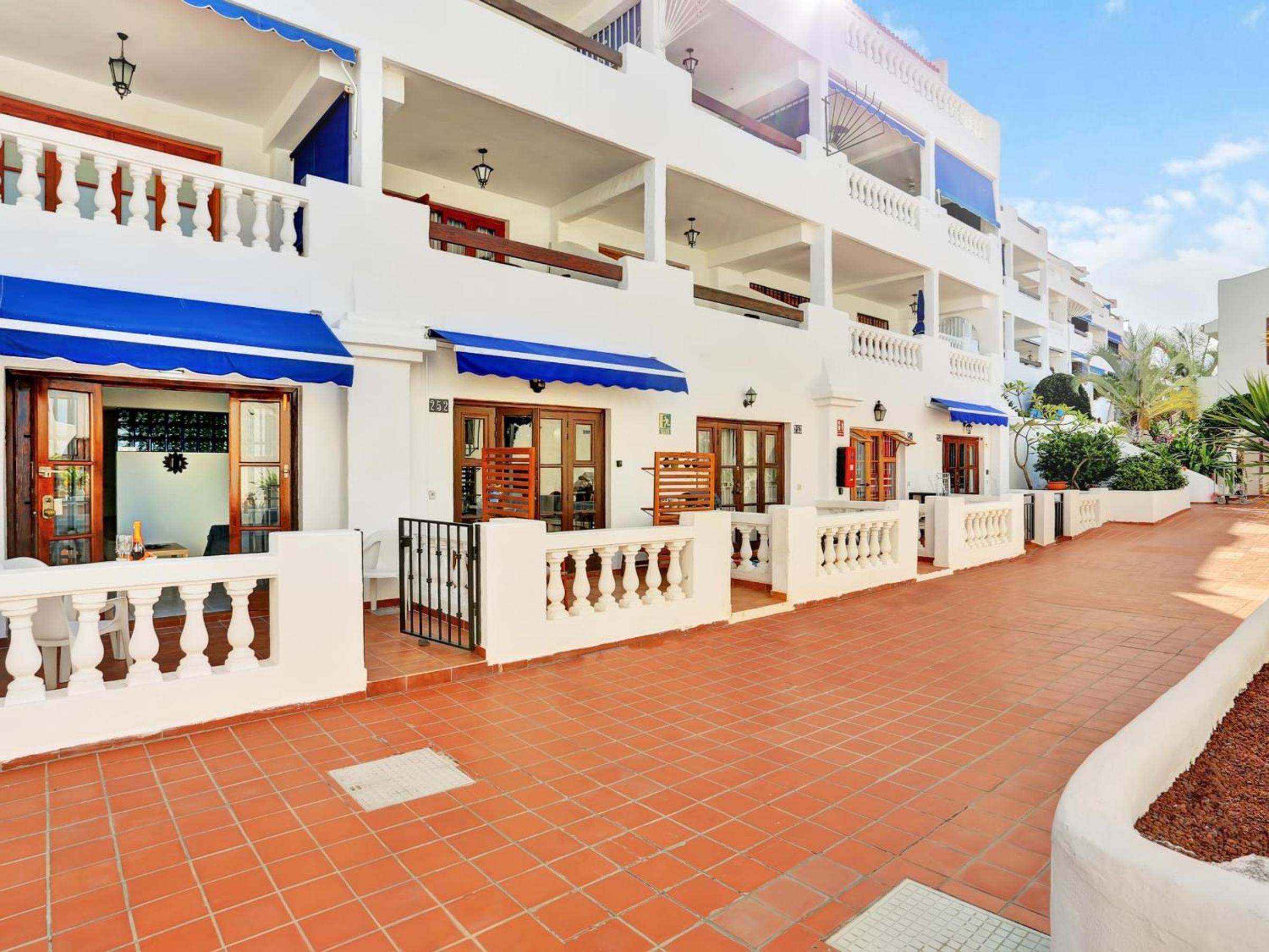 Amplio Estudio Los Cristianos, piscina climatizada, Wi-Fi, aire acondicionado - ES-347-25 view 3
