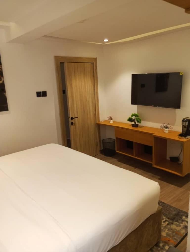 Enzo Apartments, Suites & Pods