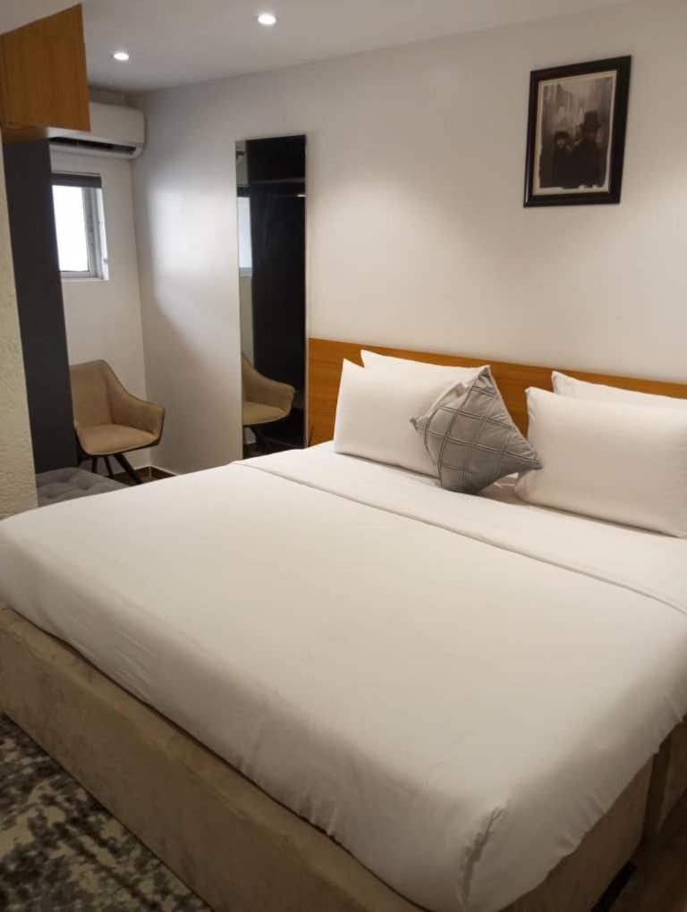 Enzo Apartments, Suites & Pods