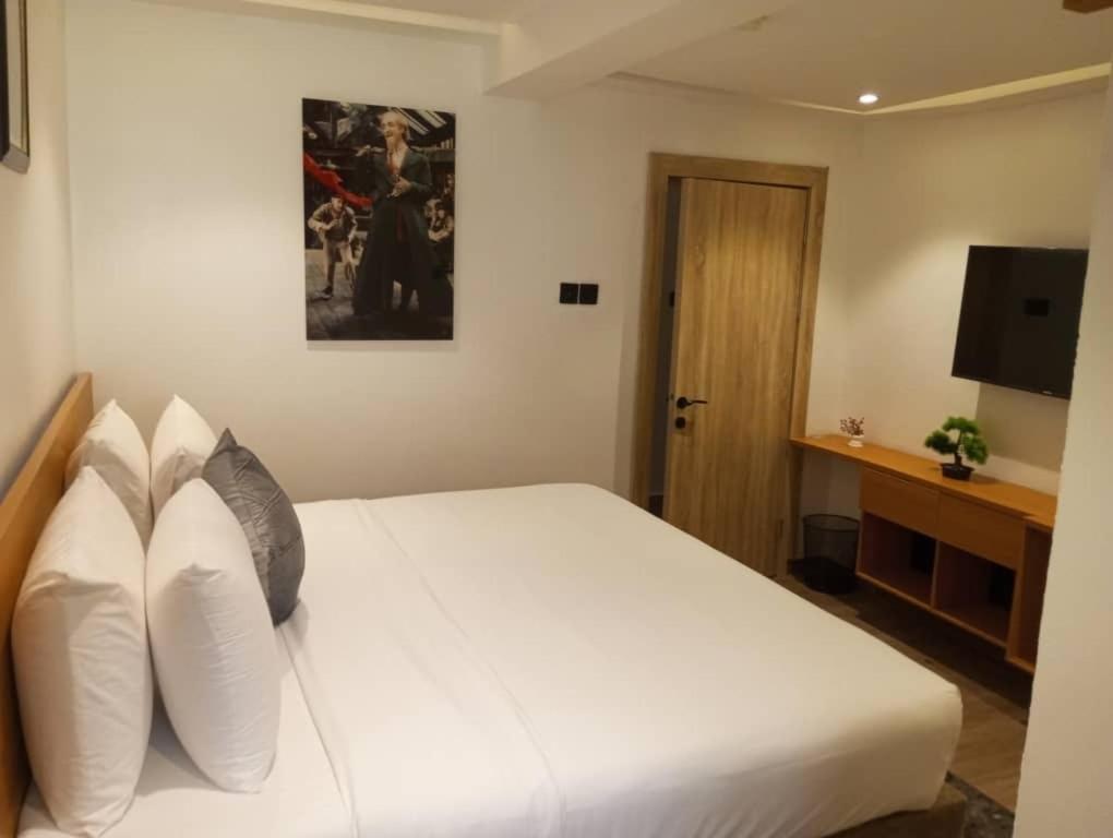 Enzo Apartments, Suites & Pods