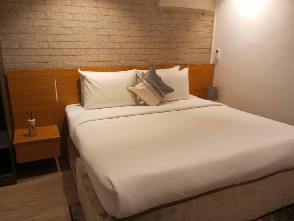 Enzo Apartments, Suites & Pods