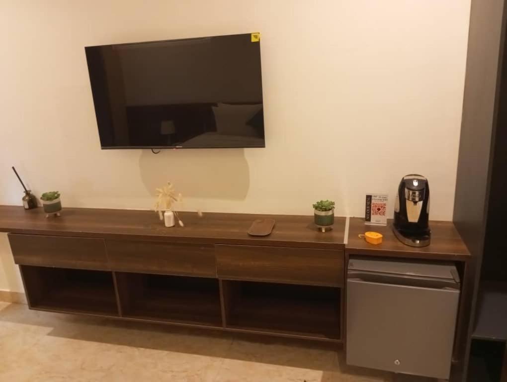 Enzo Apartments, Suites & Pods