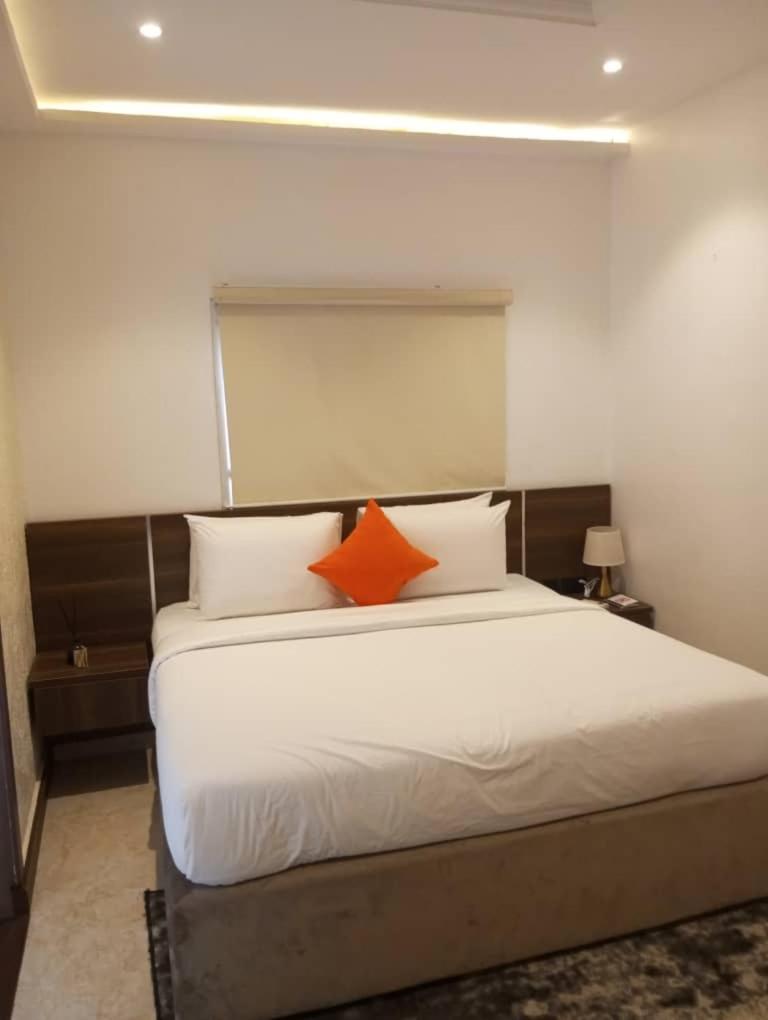 Enzo Apartments, Suites & Pods