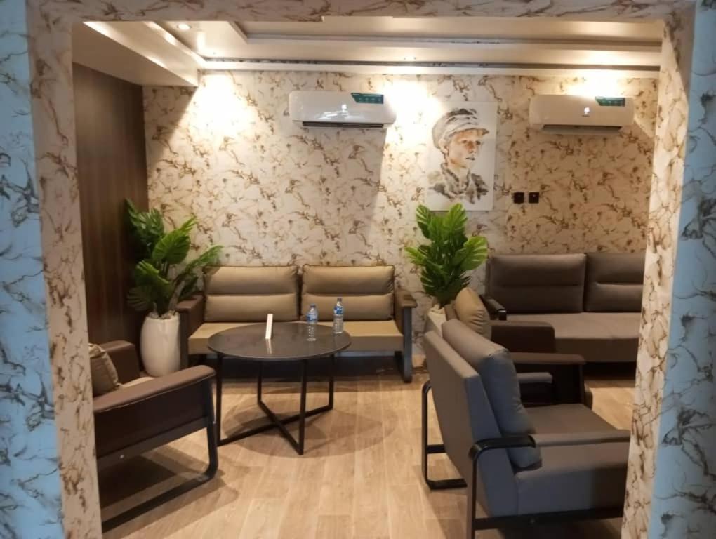 Enzo Apartments, Suites & Pods