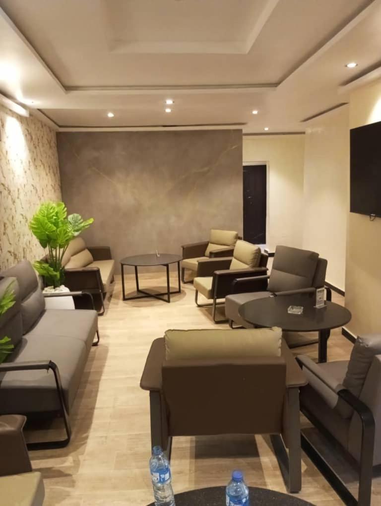 Enzo Apartments, Suites & Pods