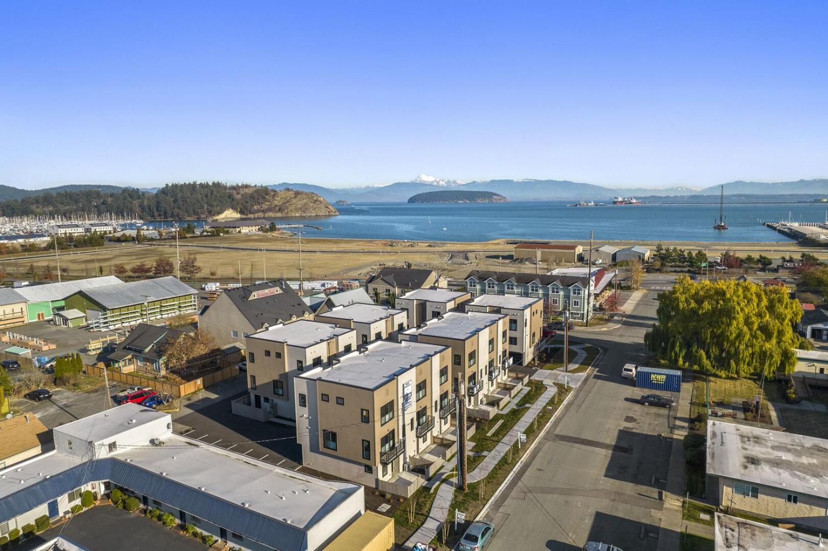 Brand New Fully Updated Condo 908 view 4