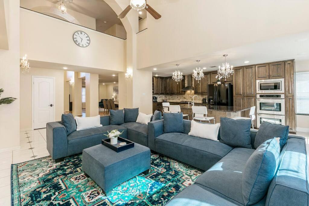 Spacious and beautiful 6 bedroom house! view 2