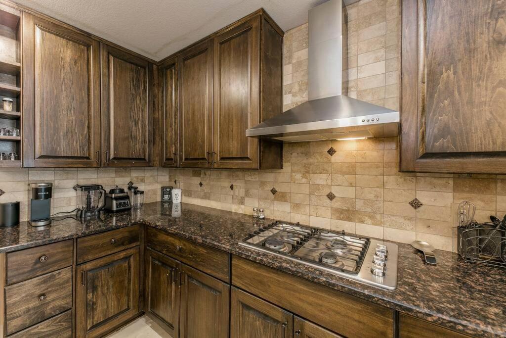 Spacious and beautiful 6 bedroom house! view 3