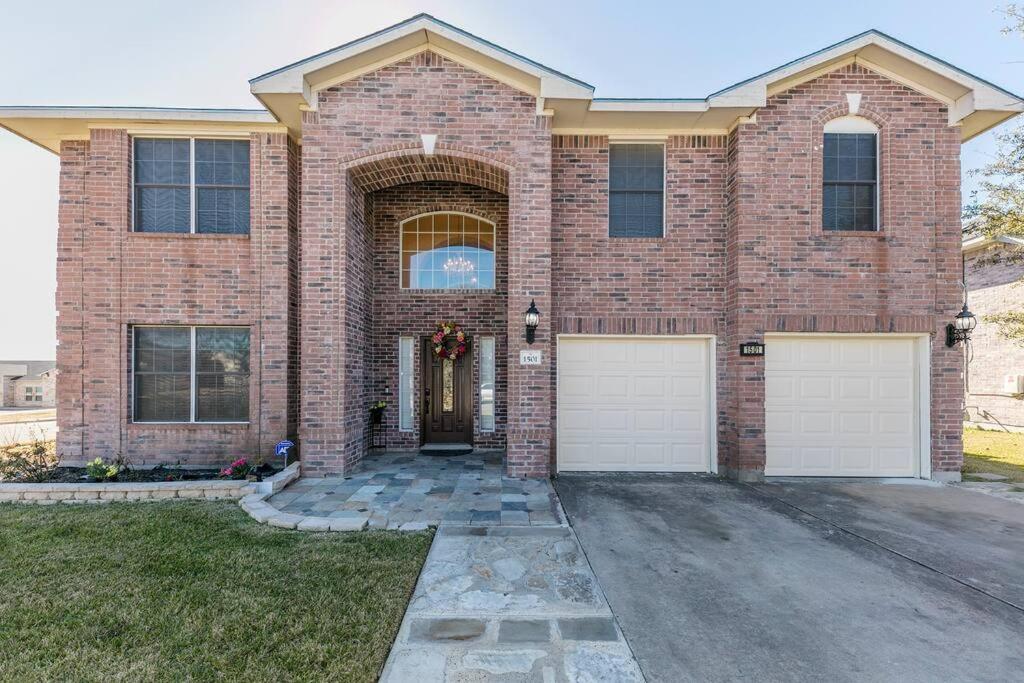 Spacious and beautiful 6 bedroom house! view 4
