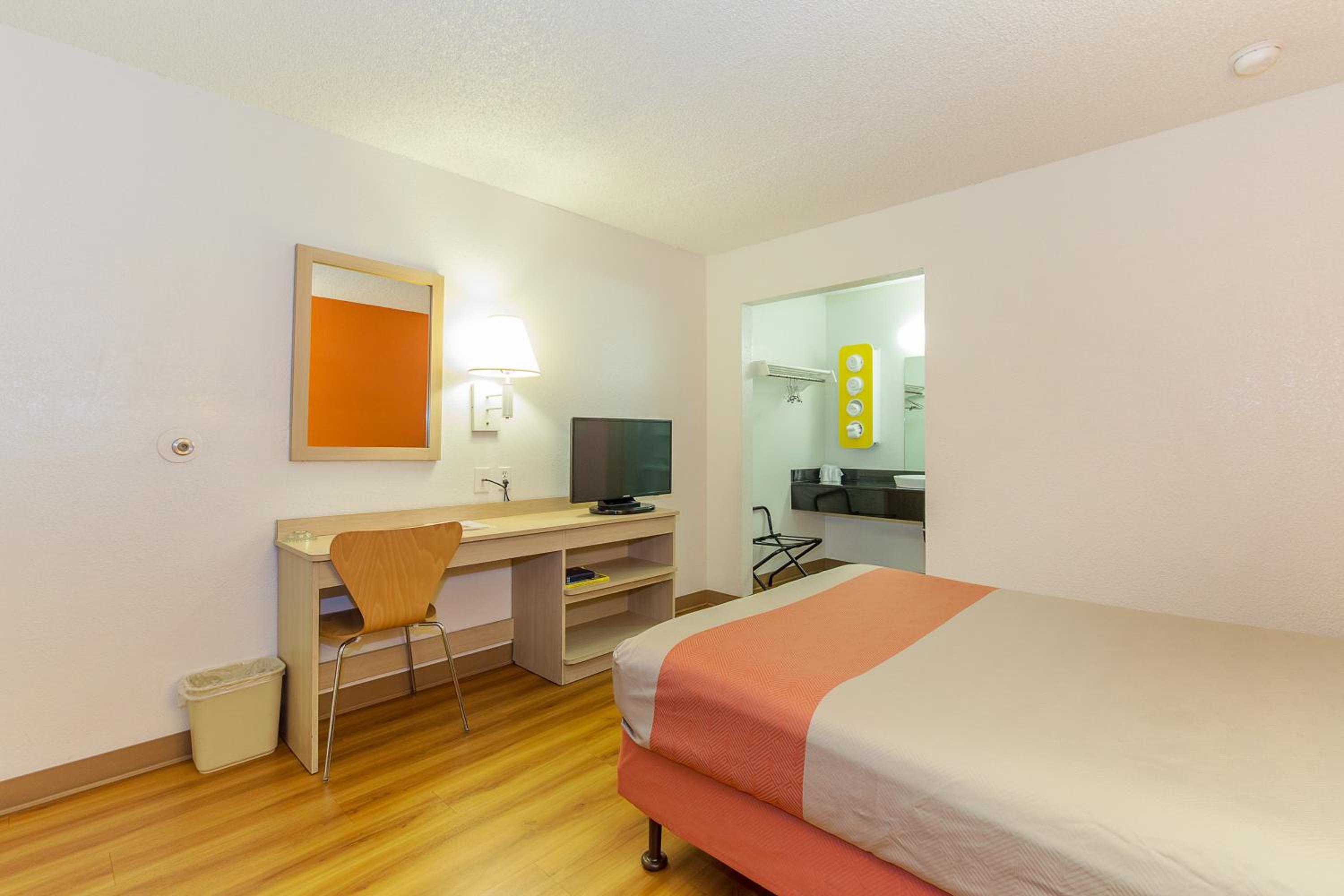 Hayward Vacations - Motel 6 Hayward, CA- Silicon Valley Gateway - Property Image 43