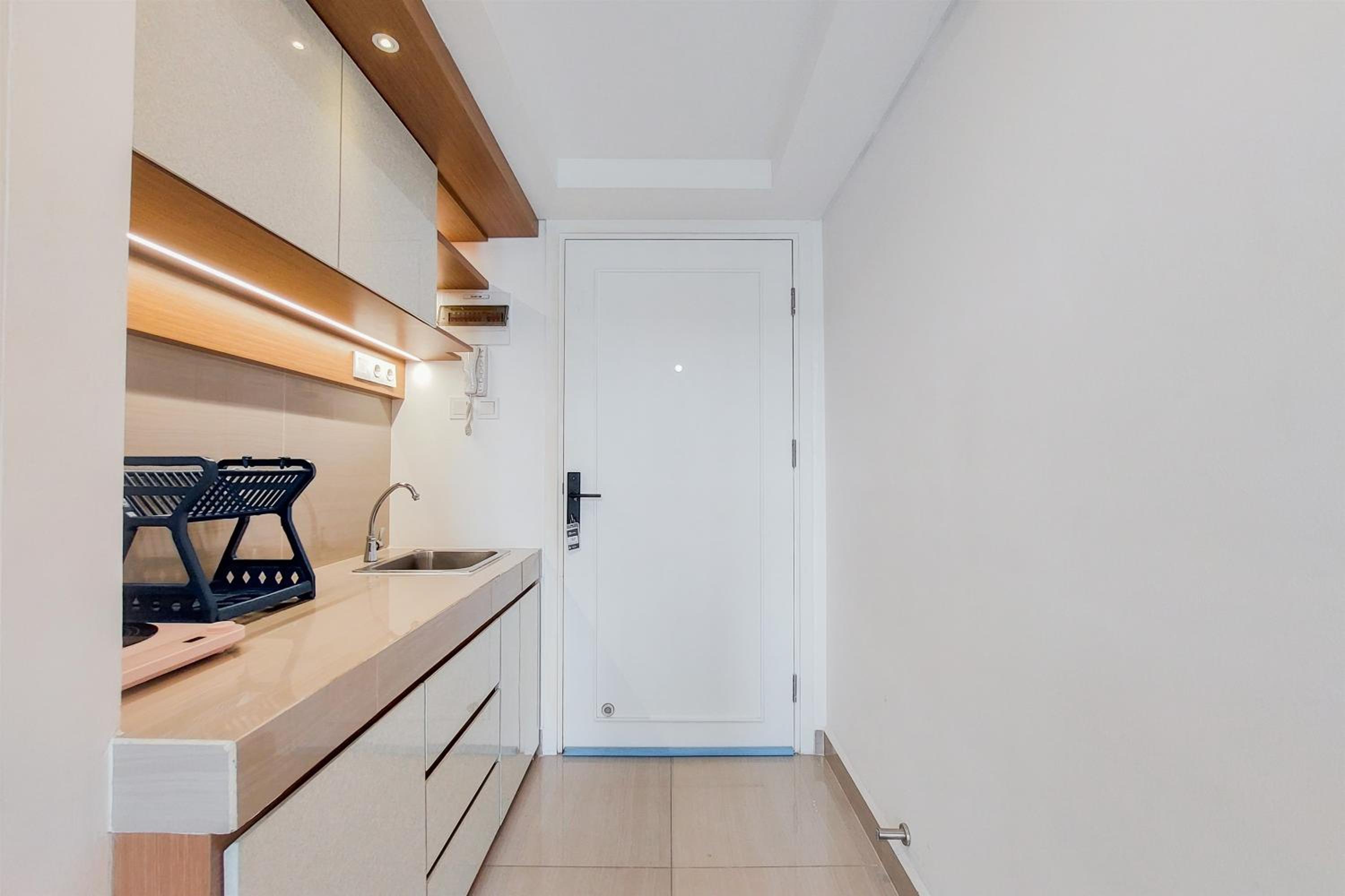 Modern and Comfort Look Studio Kingland Avenue Apartment By Travelio