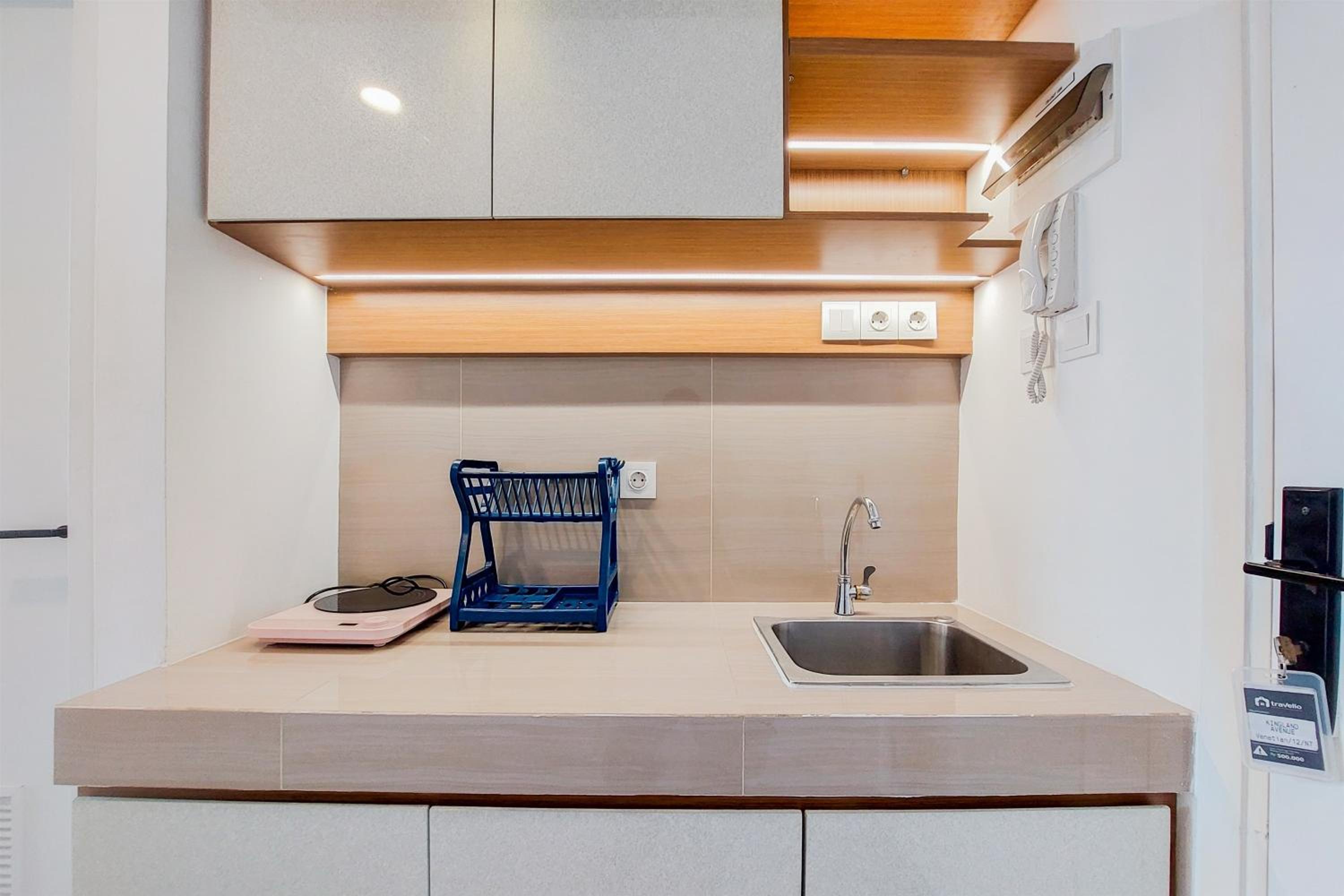 Modern and Comfort Look Studio Kingland Avenue Apartment By Travelio