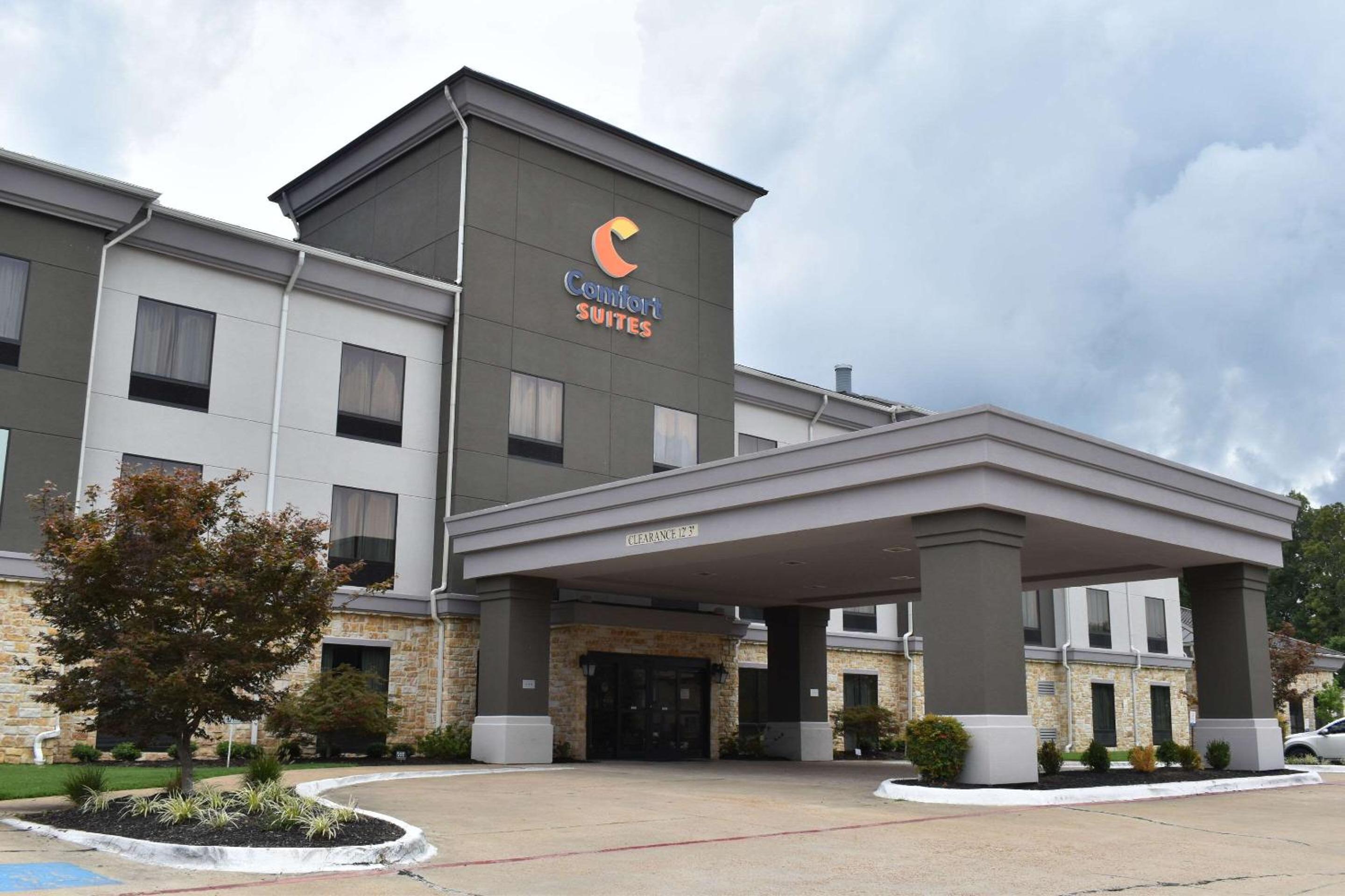 Hotel Comfort Suites - Image 1