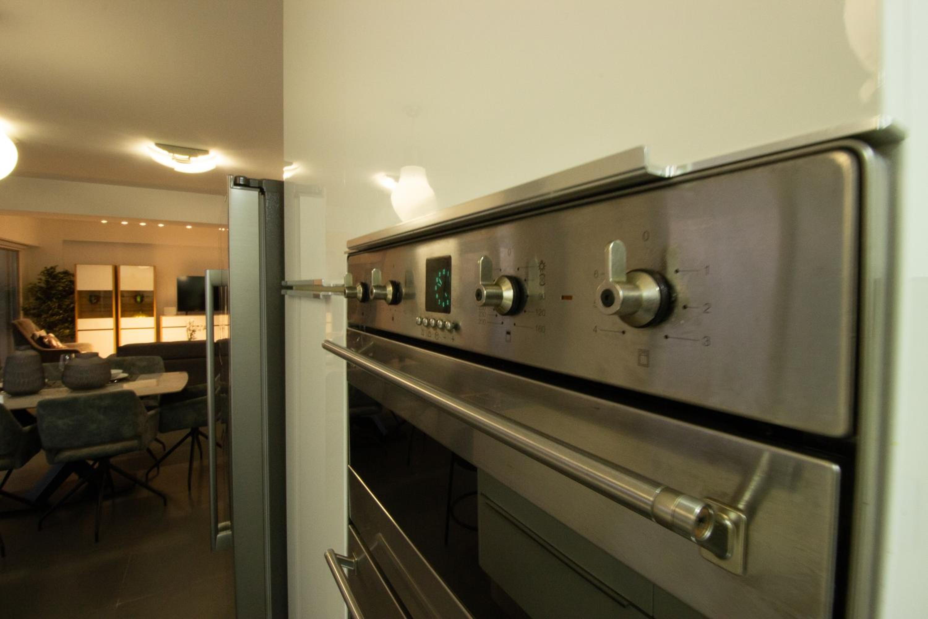 Top Floor Gem: 3BR, Huge Veranda