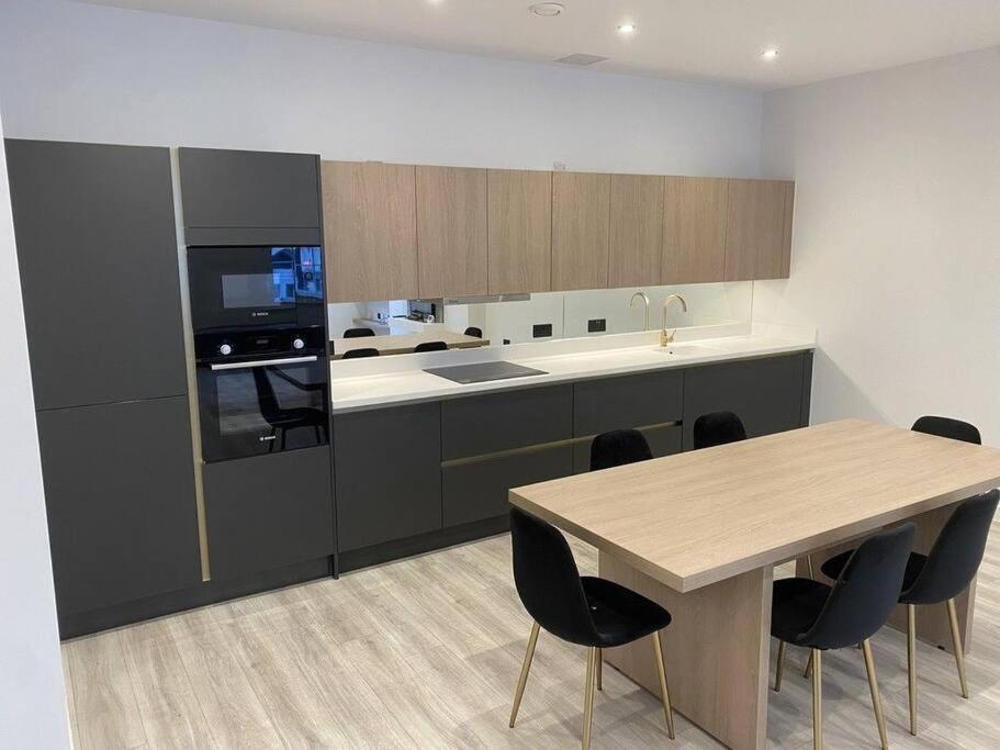 Grand Central Apartments Leeds City Centre Near Train Station view 2