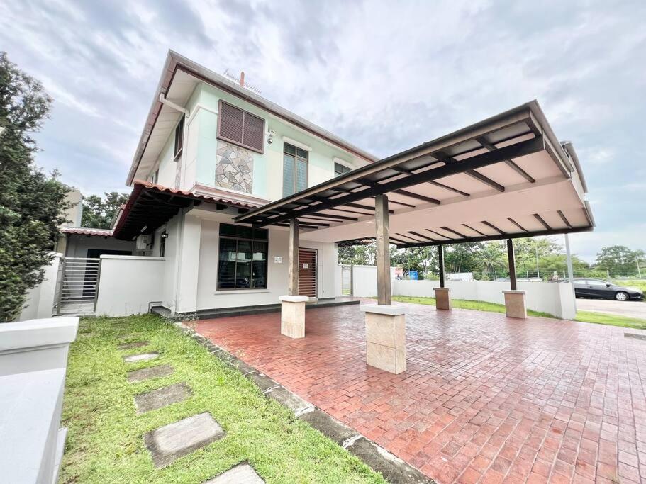 Skudai Sutera Luxury Holiday Villa 10 pax 4 bedrooms photo 3