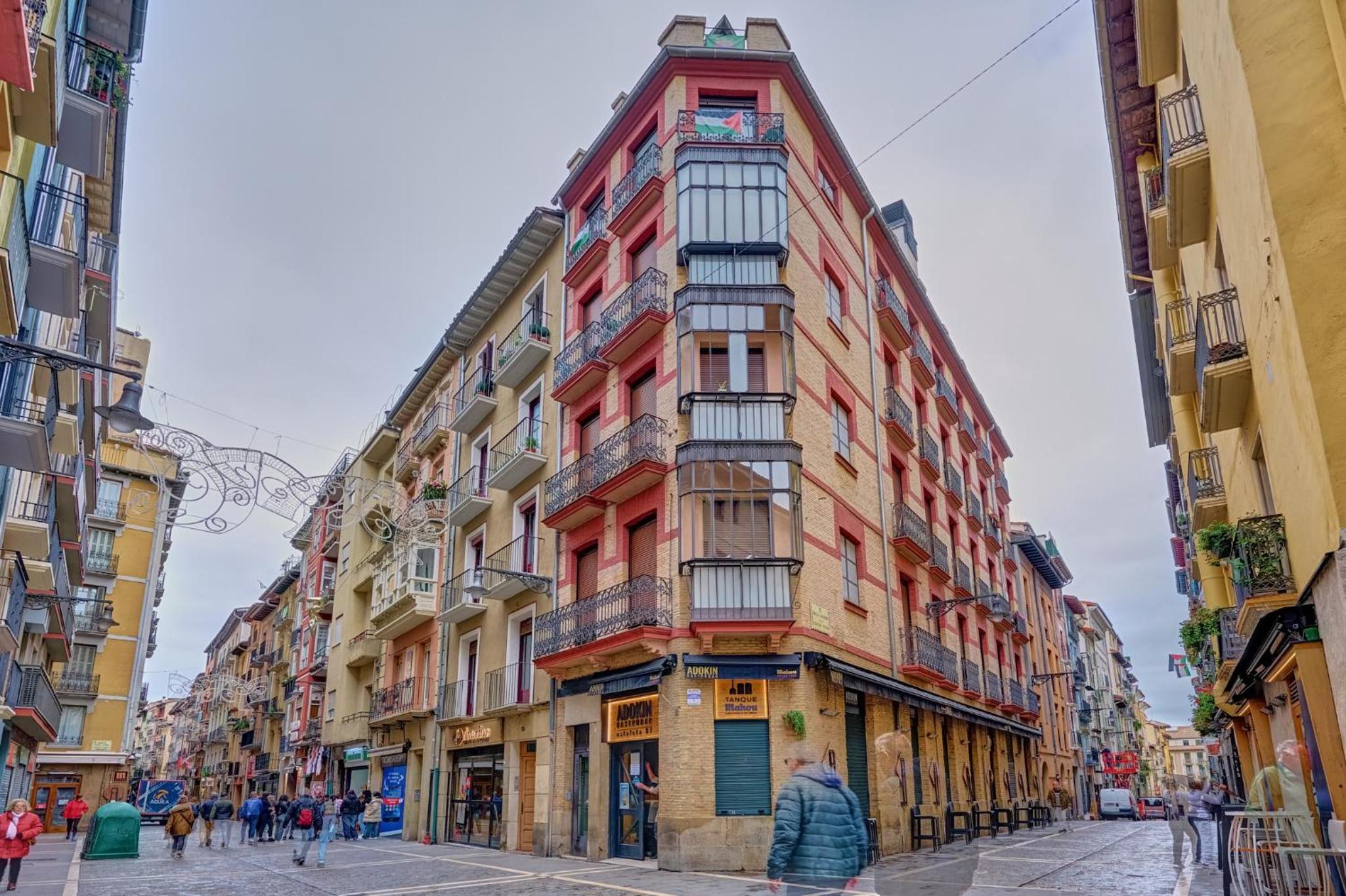 Heart of Pamplona Apartments I by clabao