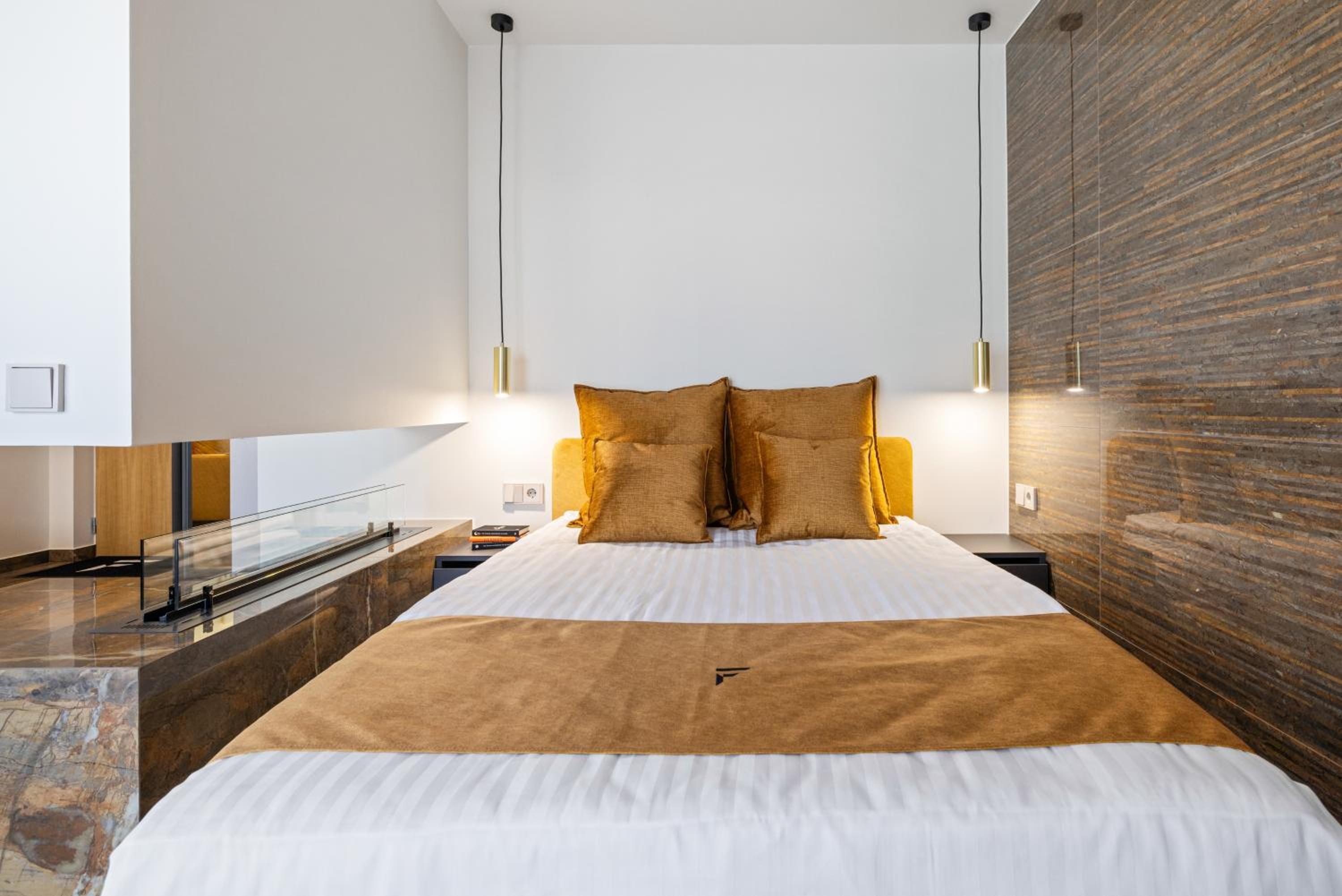 F-Apartments - City Center with Fireplace, Contactless