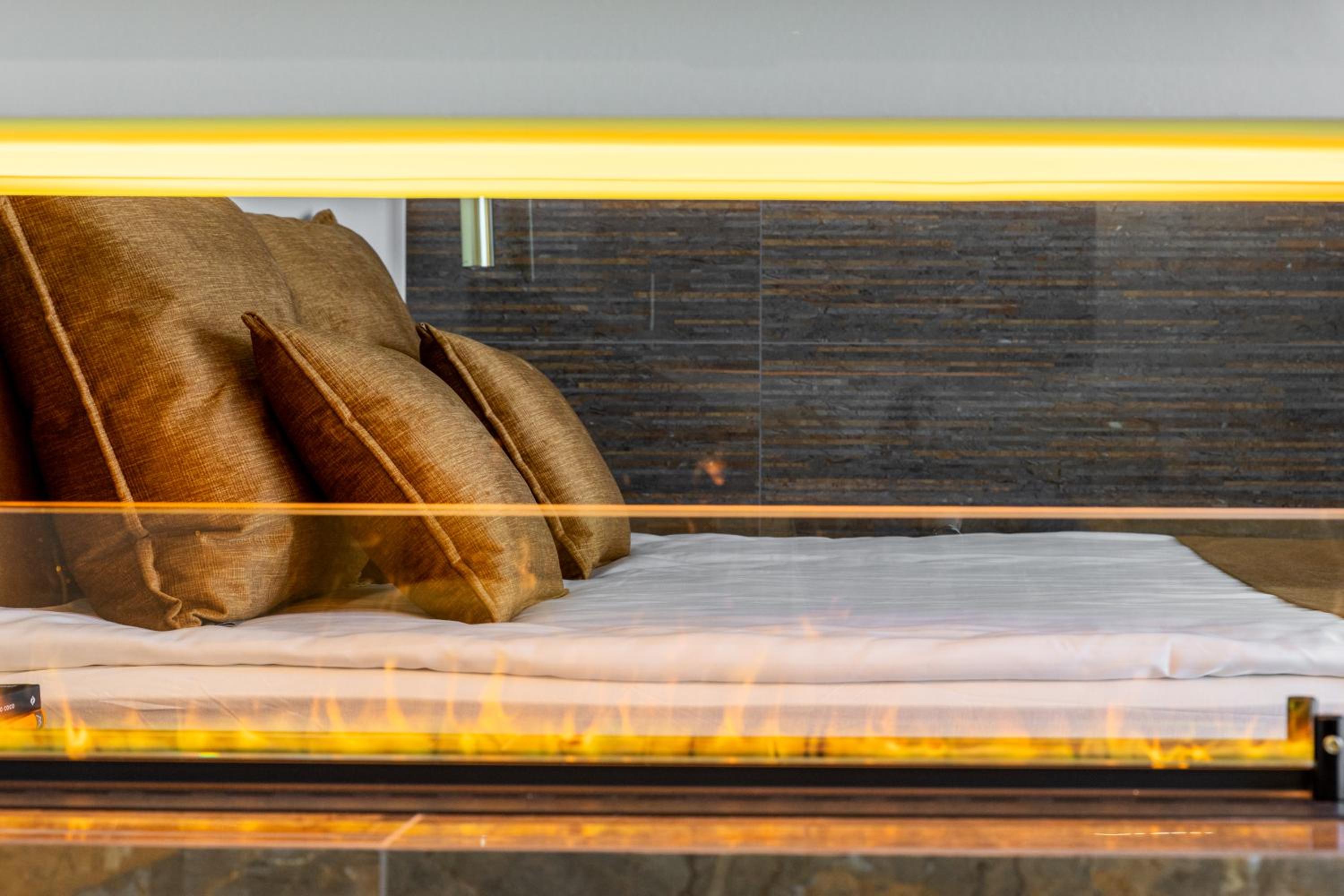 F-Apartments - City Center with Fireplace, Contactless