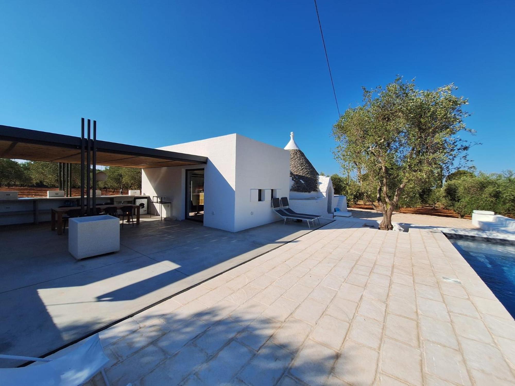 Trulli au milieu d'un champ d'oliviers avec piscine view 2