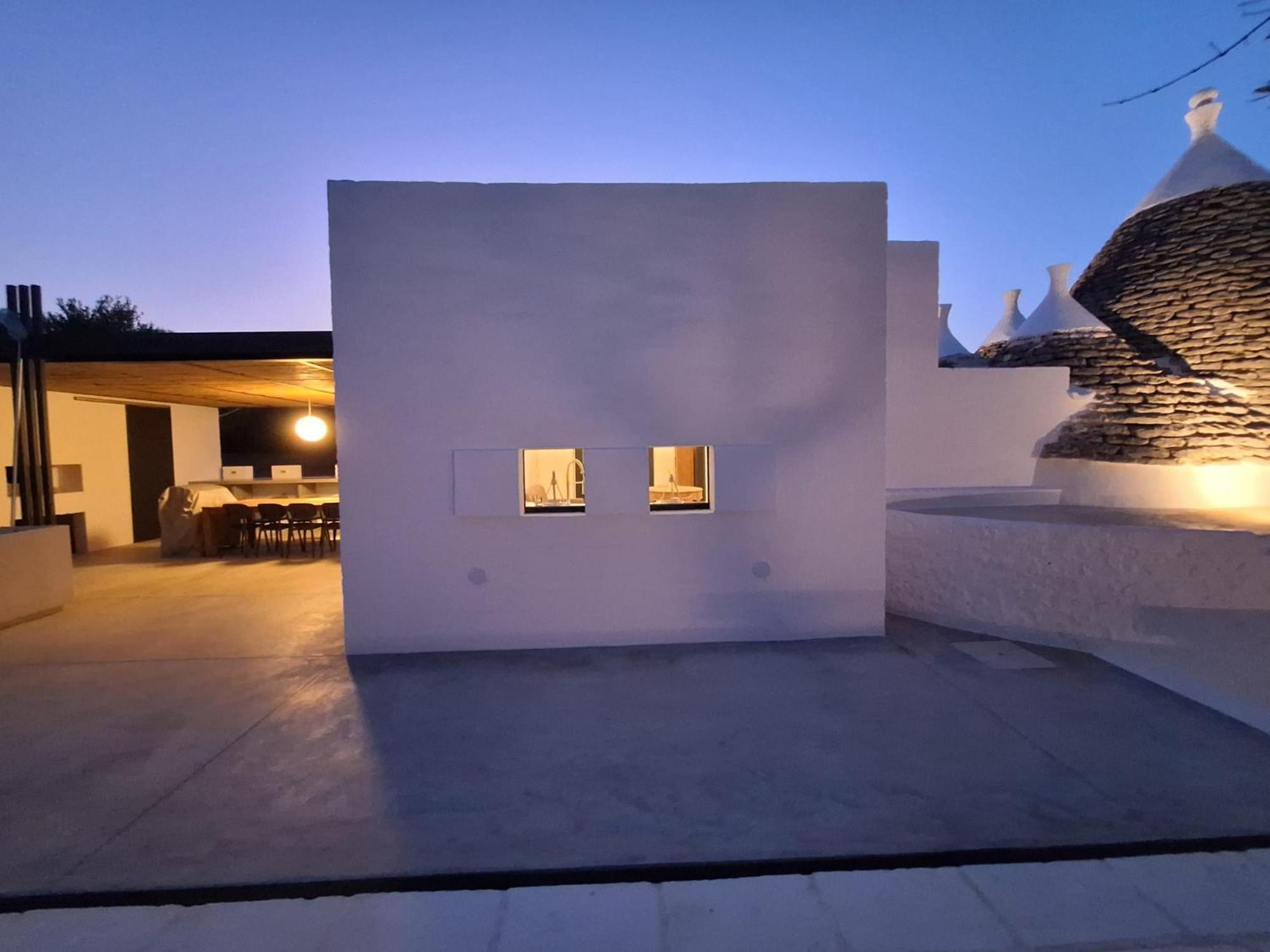 Trulli au milieu d'un champ d'oliviers avec piscine view 5