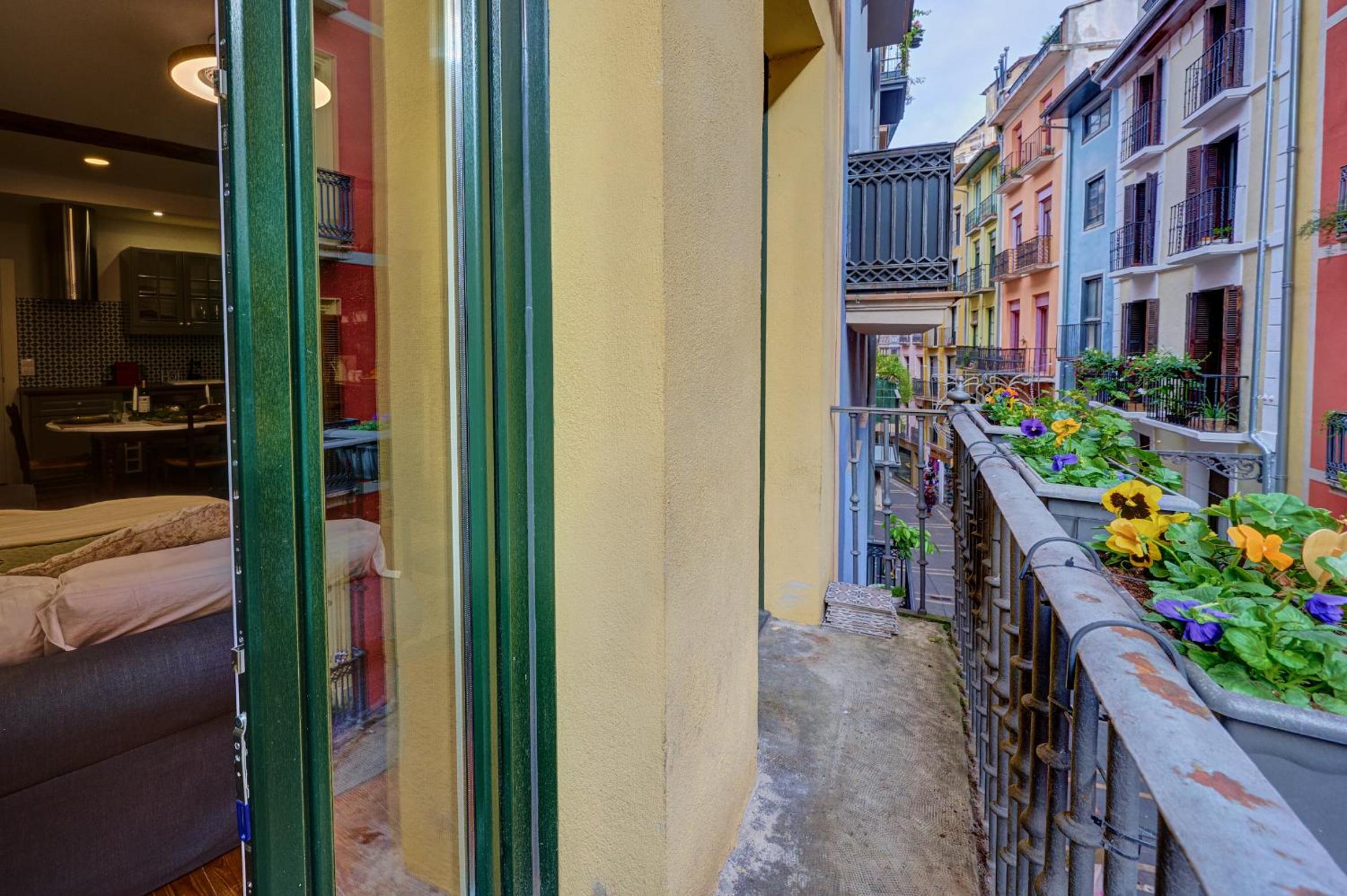 Heart of Pamplona Apartments IV by clabao view 5