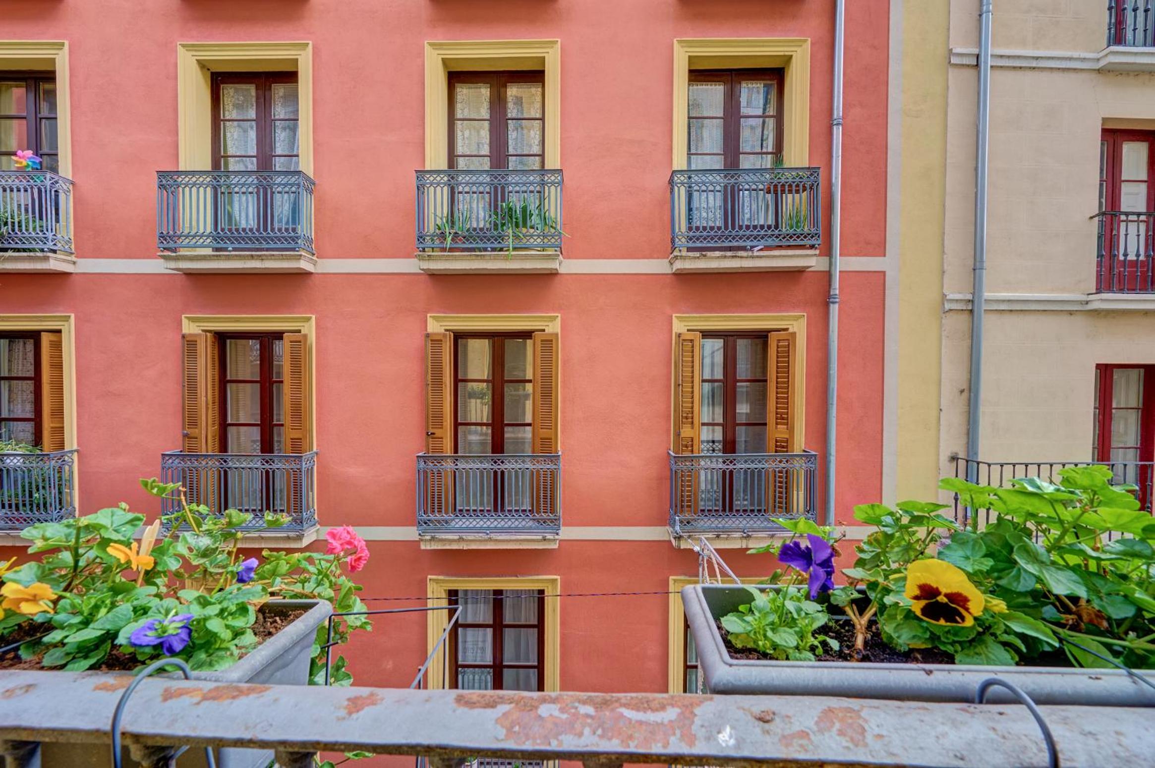 Heart of Pamplona Apartments IV by clabao view 2