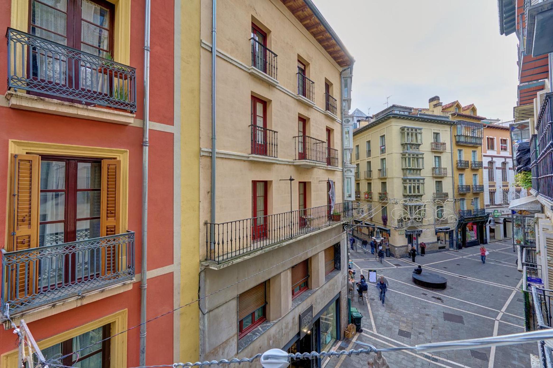 Heart of Pamplona Apartments IV by clabao view 4