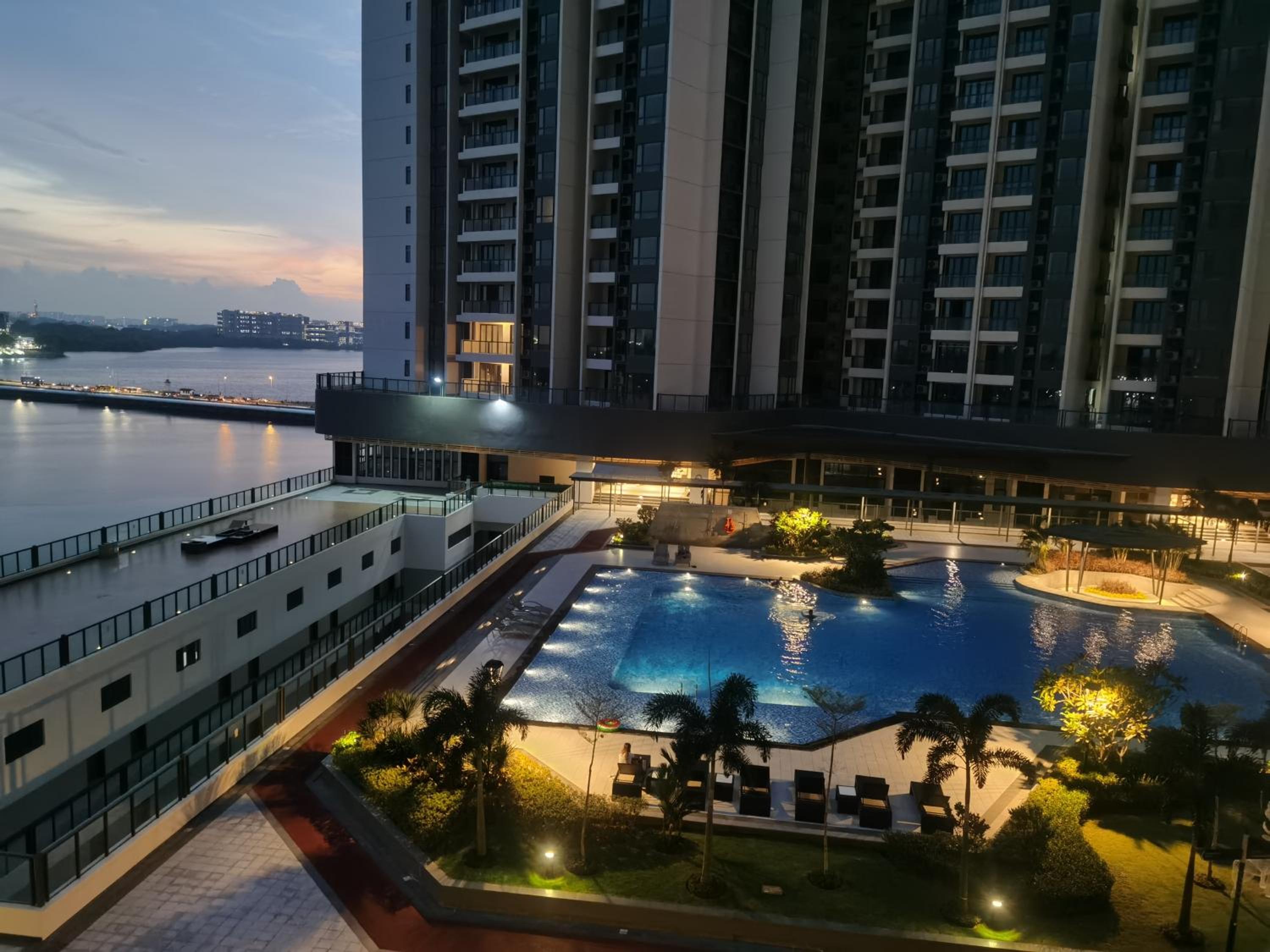 The Bess Hotel Tokyo is located adjacent to Singapore and offers sea views It is a three bedroom family business smart room with sea views in Princess Bay