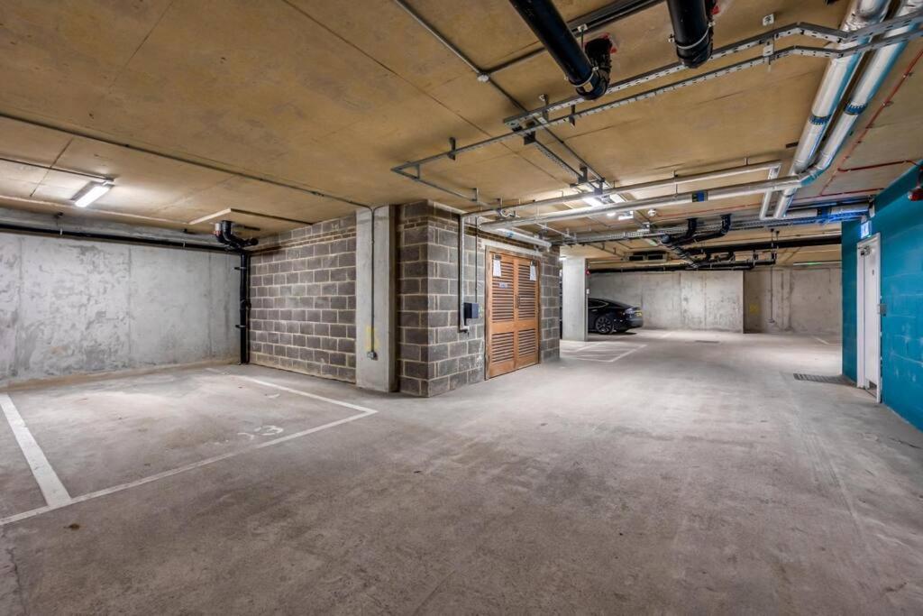 Beautiful Canal Side Apartment - City Centre - Balcony, Secure Parking, Self Check-In, Fast WiFi and Smart TV with Sky TV and Netflix by Yoko Property view 5