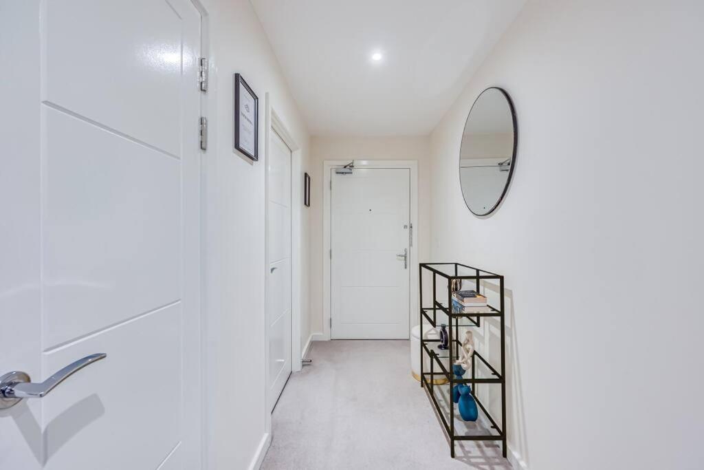 Beautiful Canal Side Apartment - City Centre - Balcony, Secure Parking, Self Check-In, Fast WiFi and Smart TV with Sky TV and Netflix by Yoko Property view 2