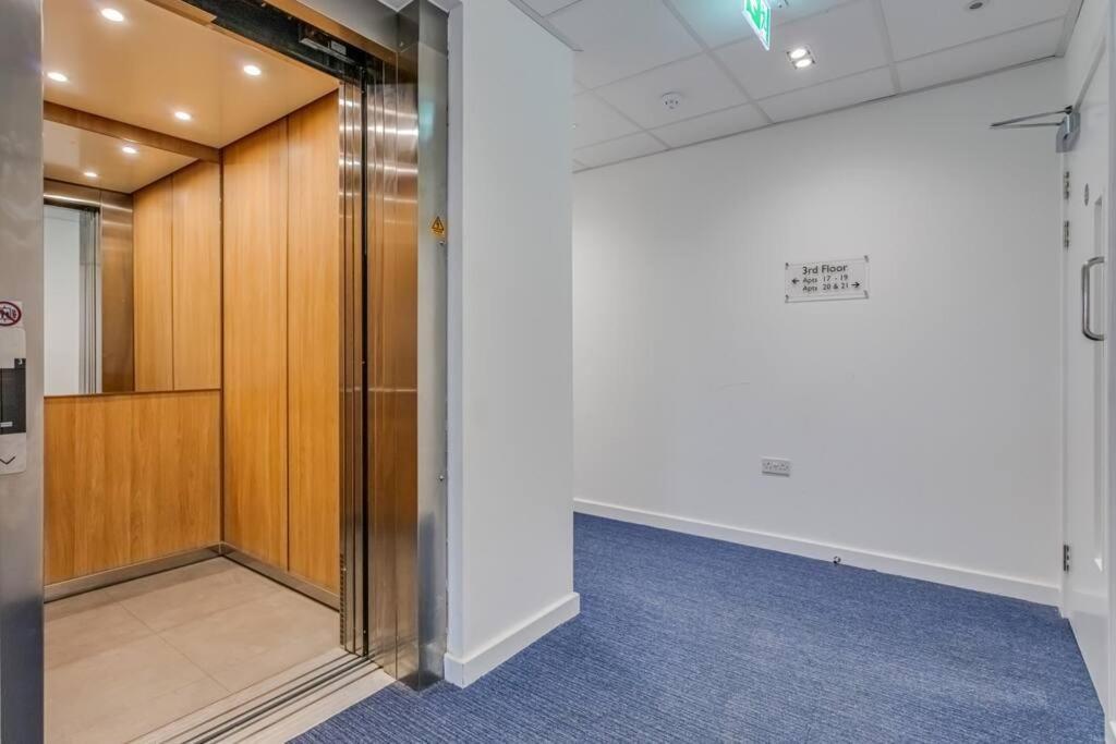Beautiful Canal Side Apartment - City Centre - Balcony, Secure Parking, Self Check-In, Fast WiFi and Smart TV with Sky TV and Netflix by Yoko Property view 4