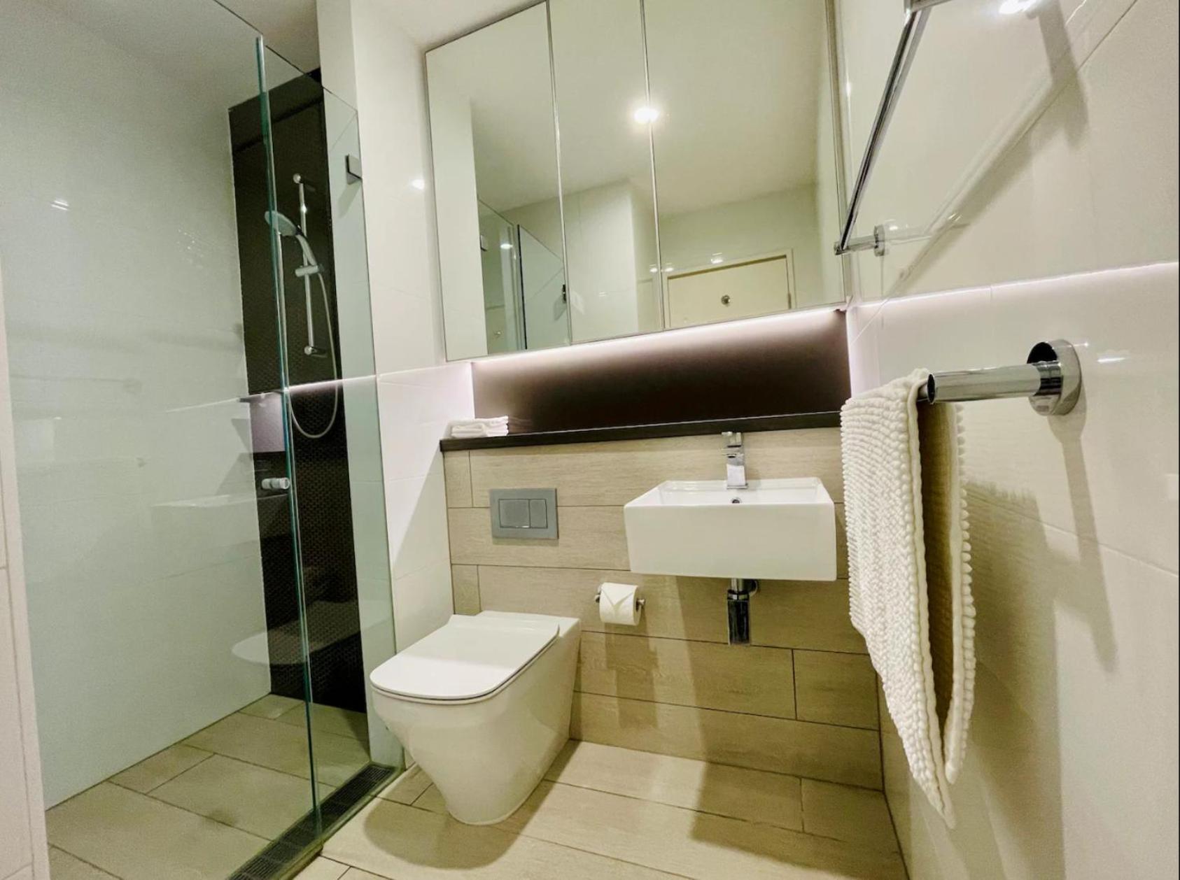 Charming and cozy 2 Bedrooms 2 bathrooms Condo with Study room, Parking, Wi-Fi