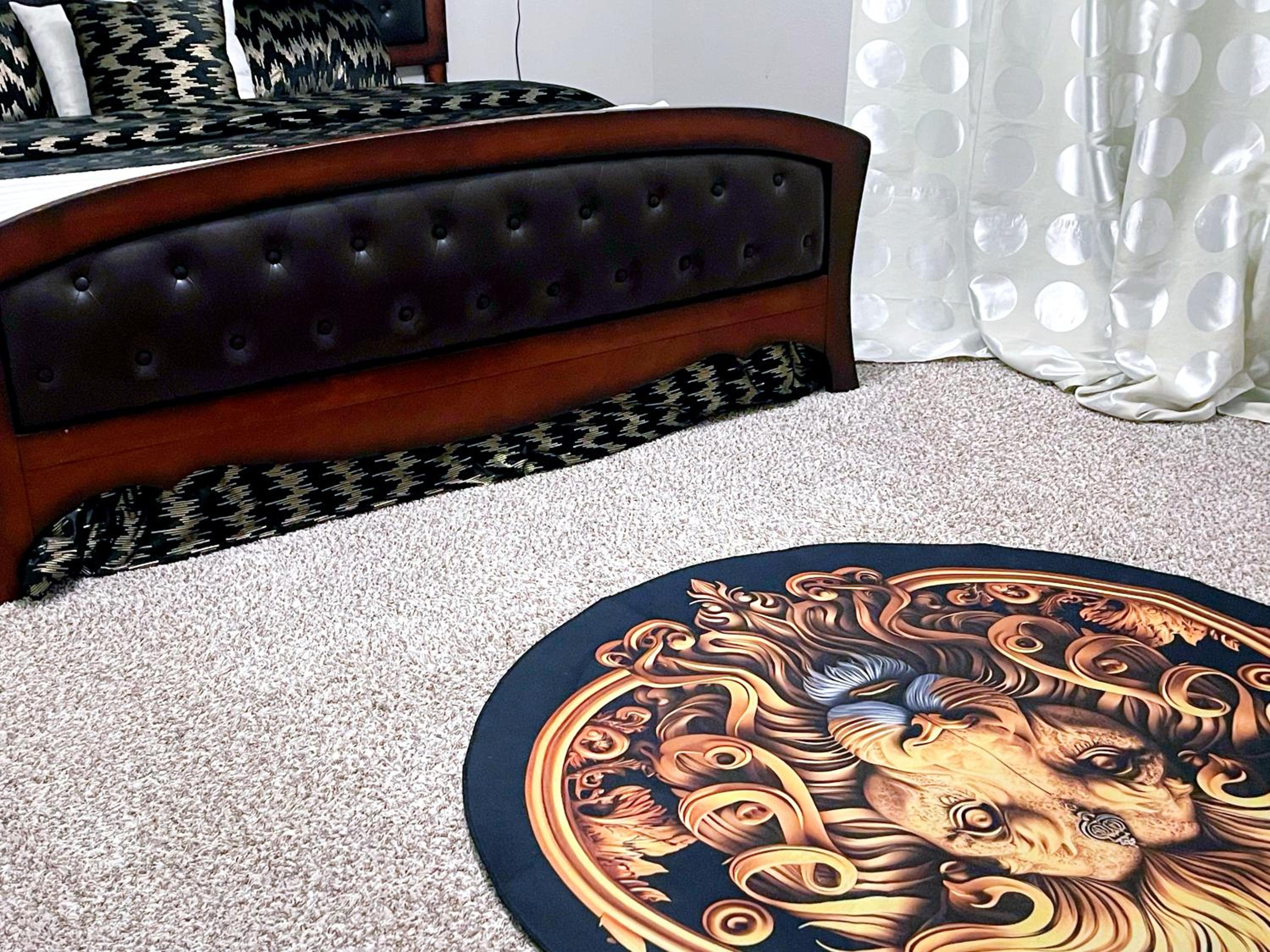 5 bedroom house 6 Queen Beds, king suite & Office view 5