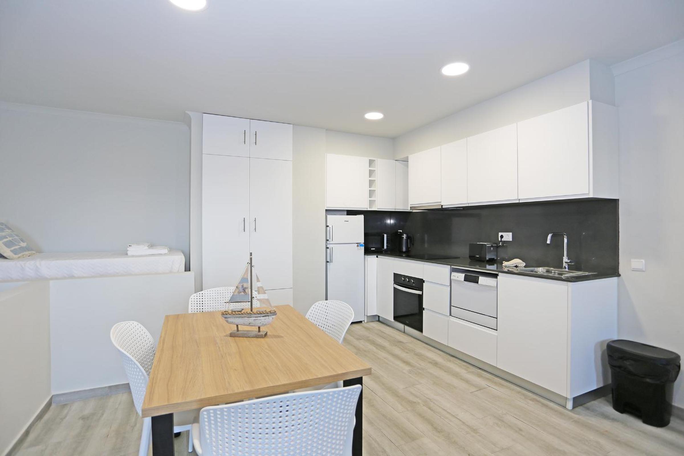 CliffSide Apartments en Lagos — kitchen
