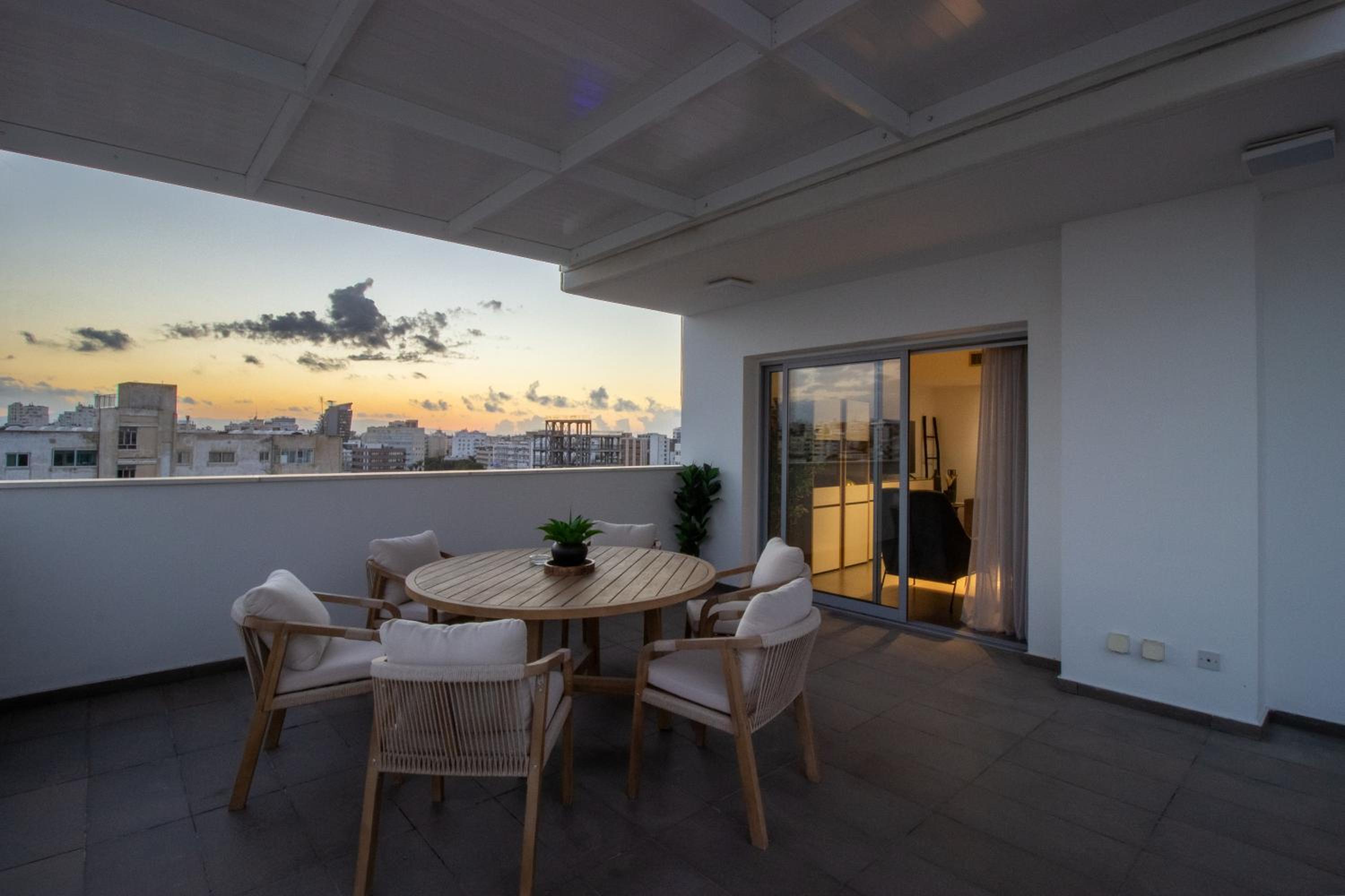 Top Floor Gem: 3BR, Huge Veranda