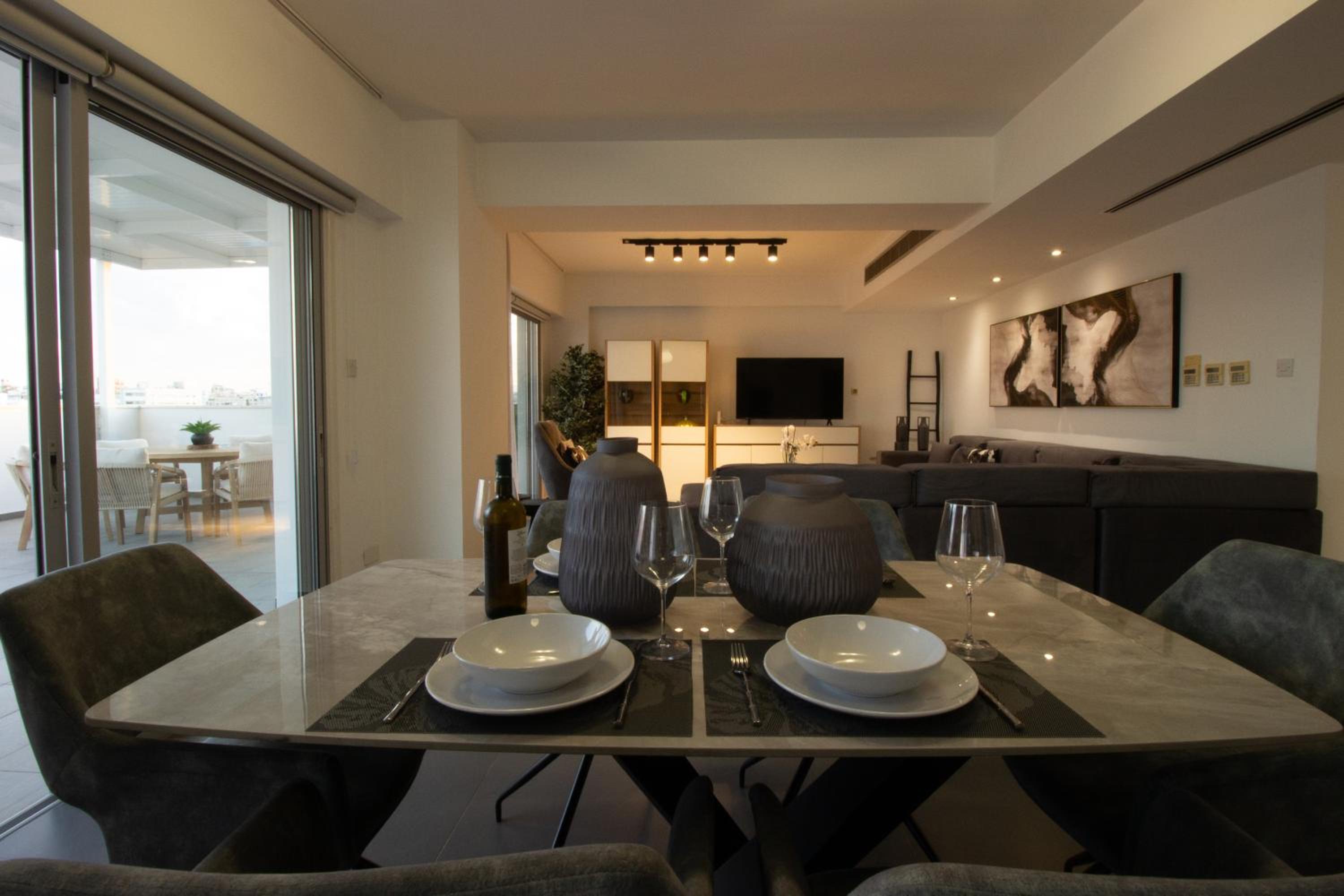 Top Floor Gem: 3BR, Huge Veranda