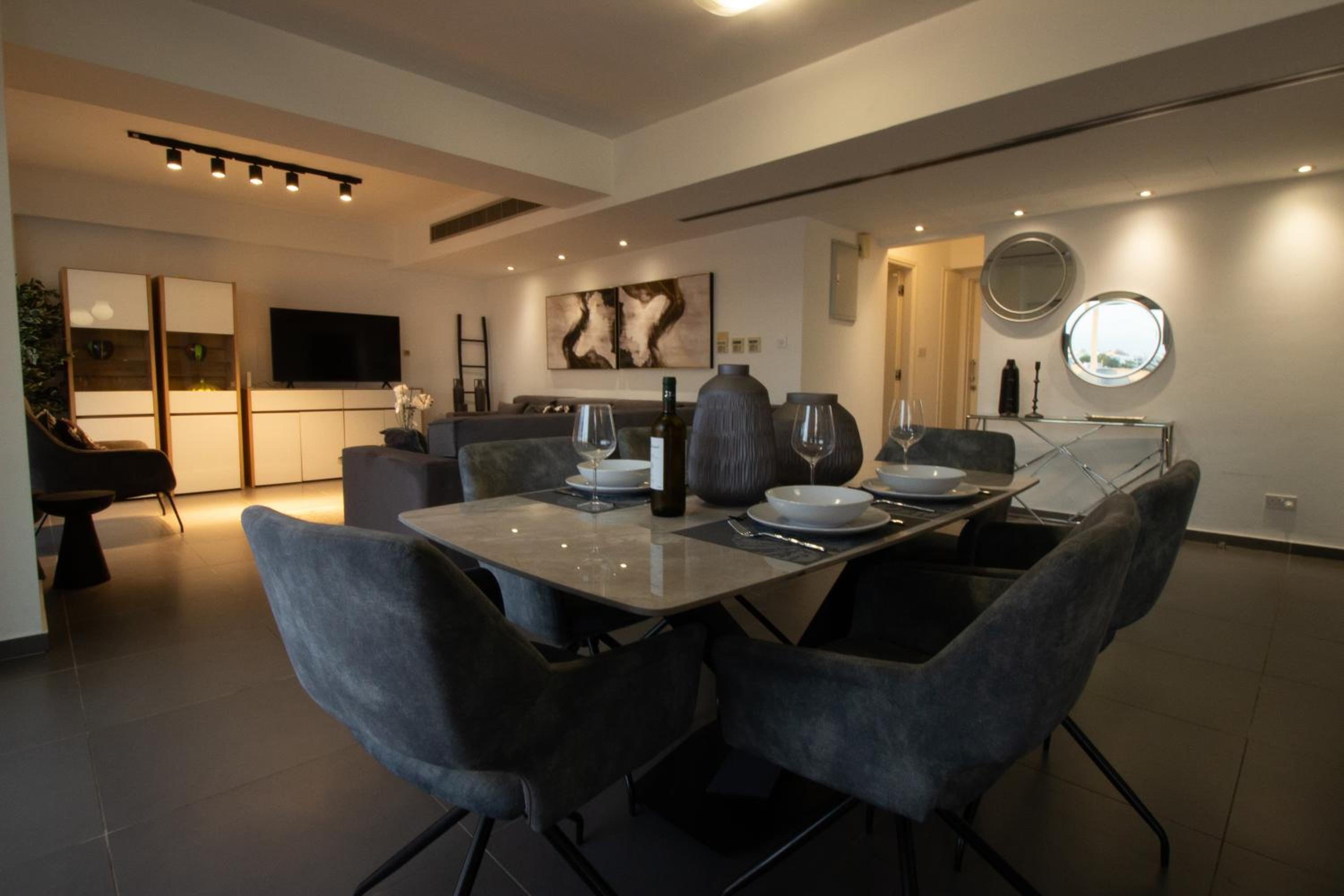Top Floor Gem: 3BR, Huge Veranda
