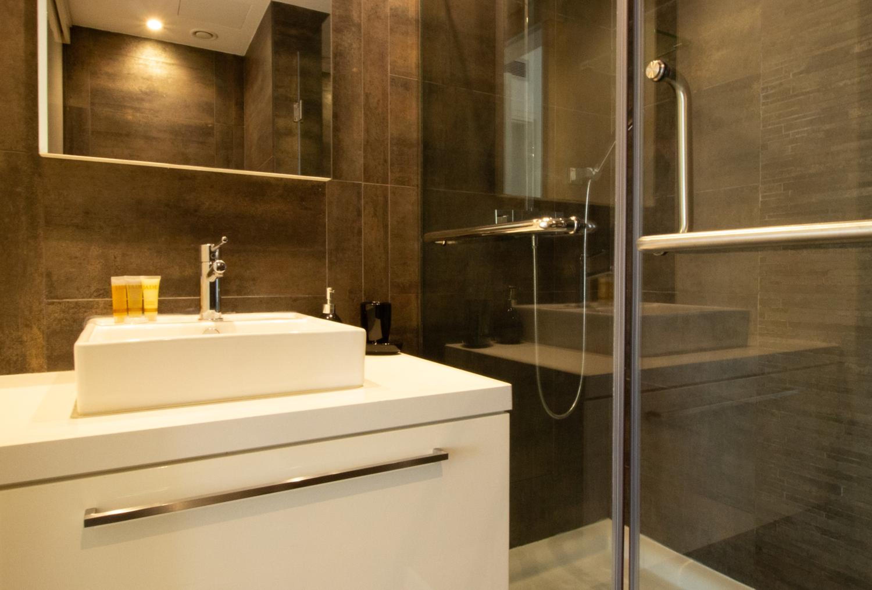 Top Floor Gem: 3BR, Huge Veranda