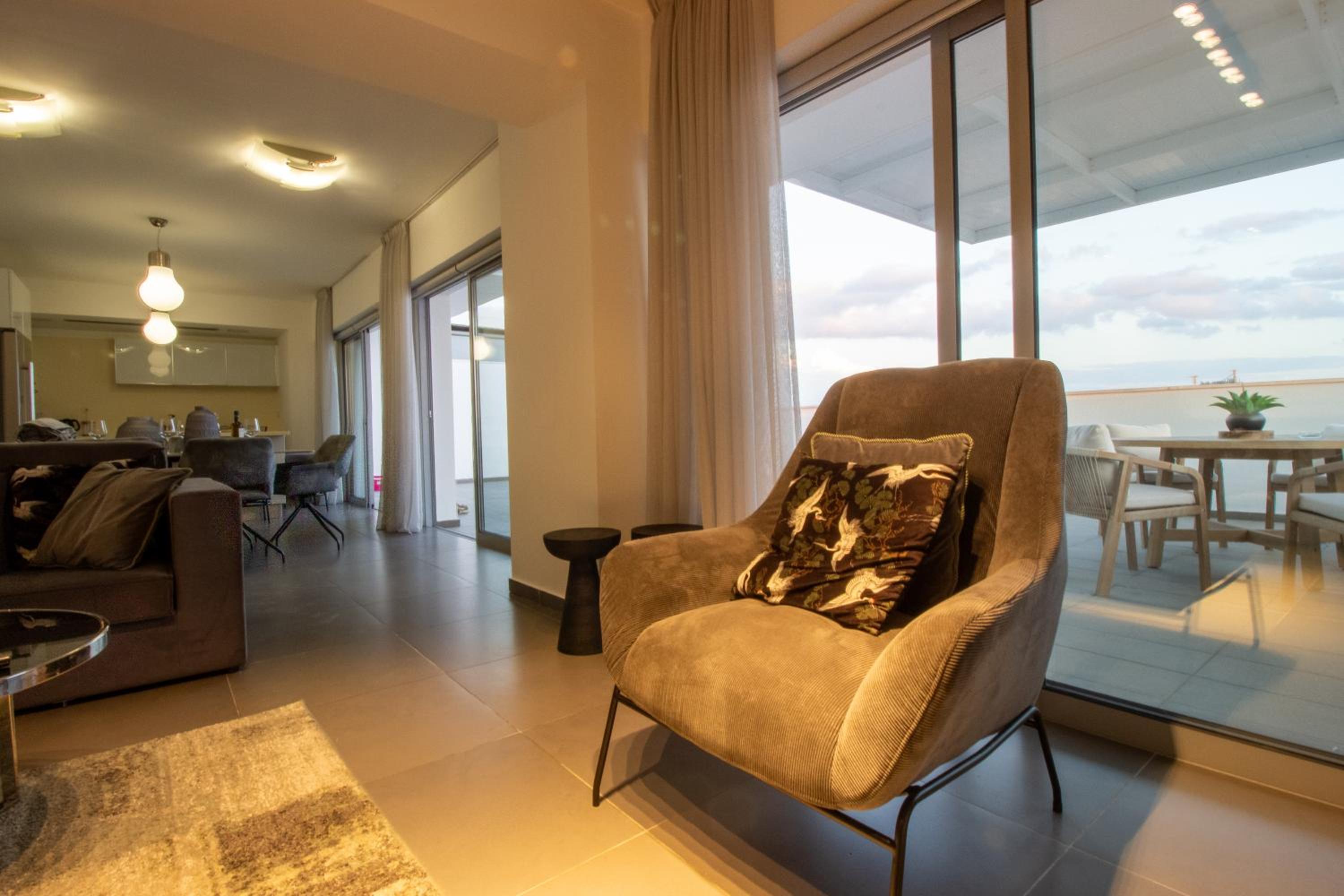 Top Floor Gem: 3BR, Huge Veranda