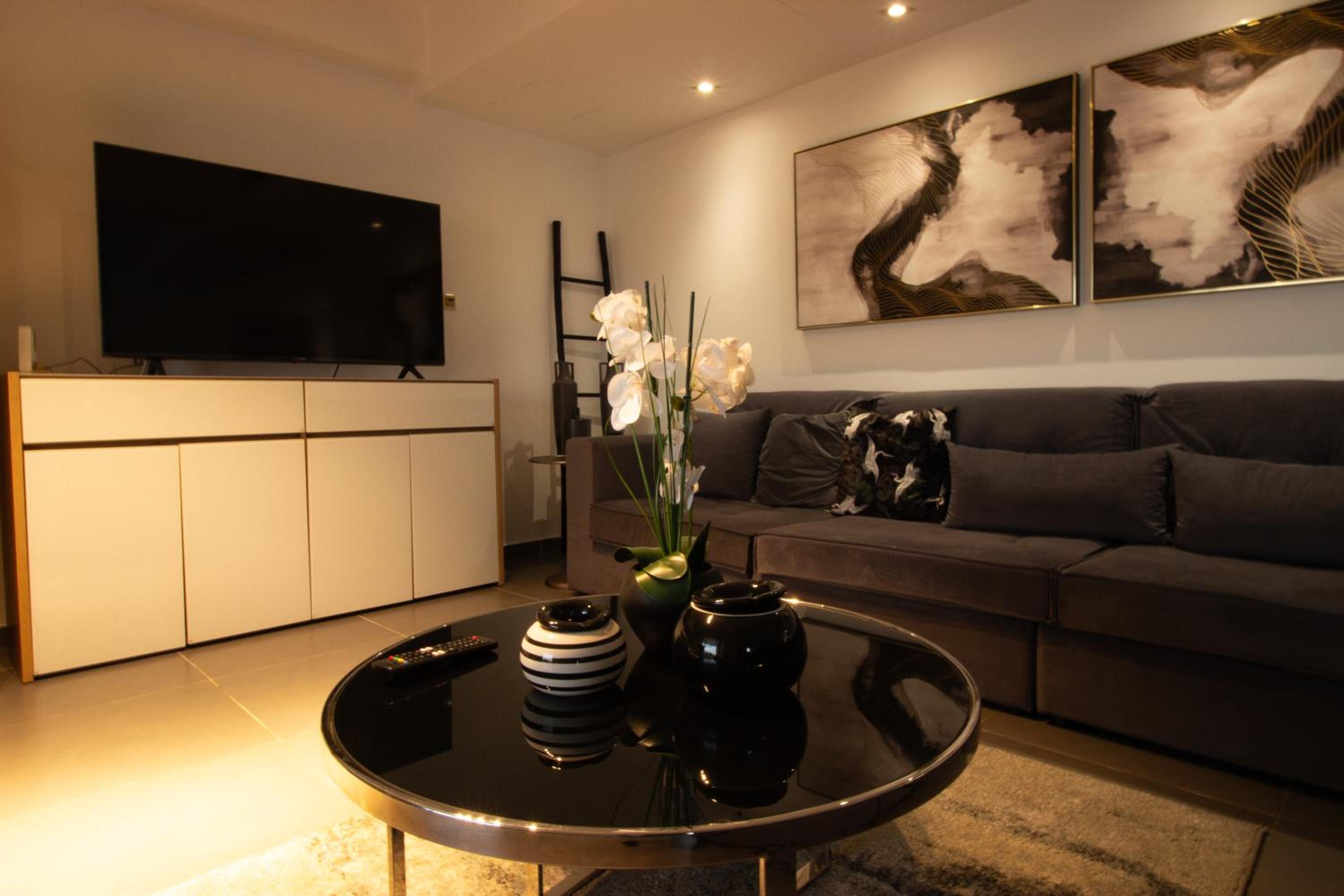 Top Floor Gem: 3BR, Huge Veranda