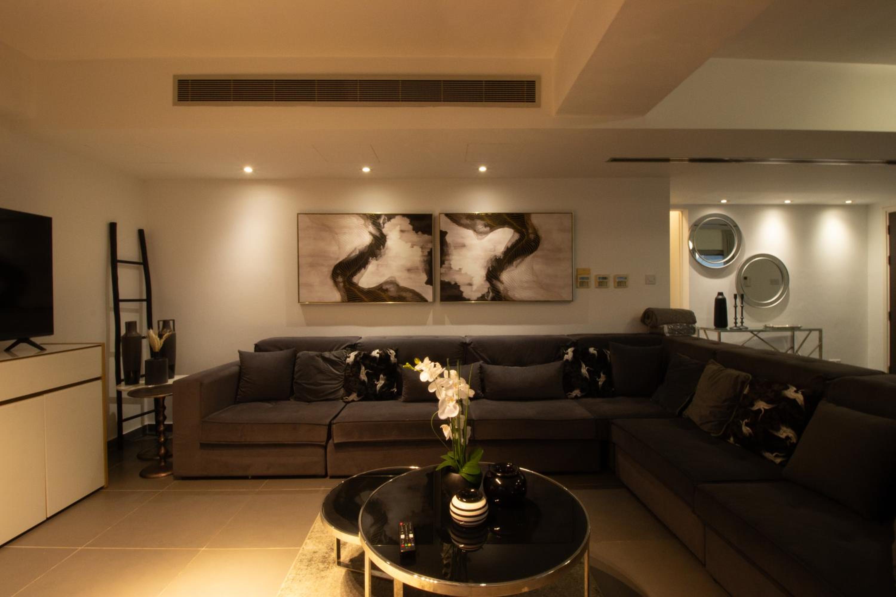 Top Floor Gem: 3BR, Huge Veranda