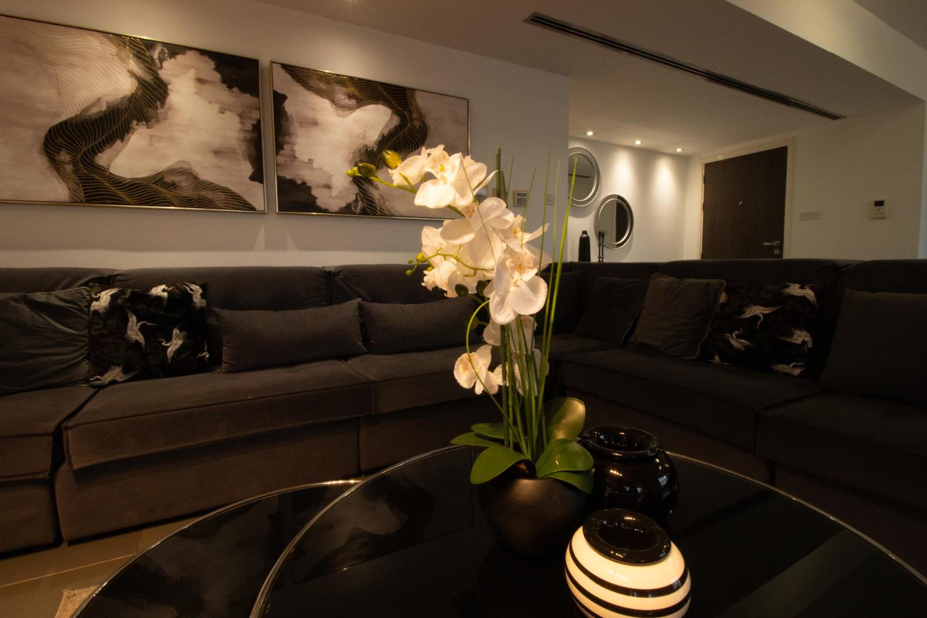 Top Floor Gem: 3BR, Huge Veranda