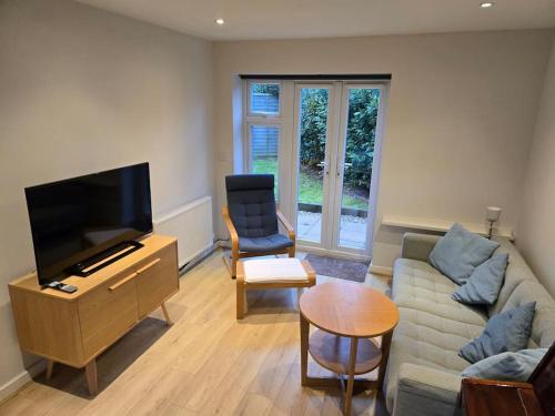 CHERRY MEWS by BOURNECOAST - A Detached Holiday Home with Parking and a Garden - HB7358 view 3