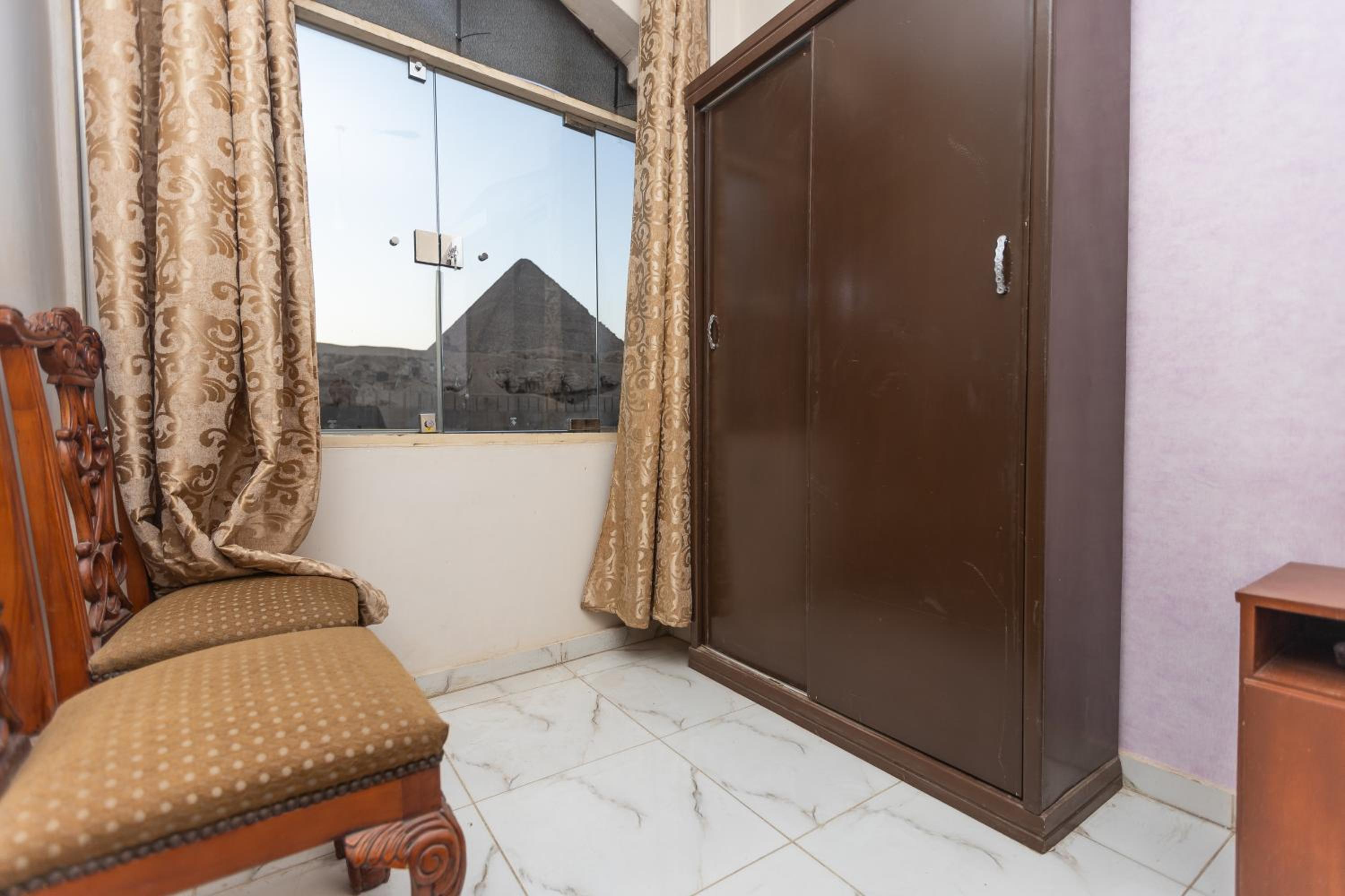 Grensha Pyramids inn